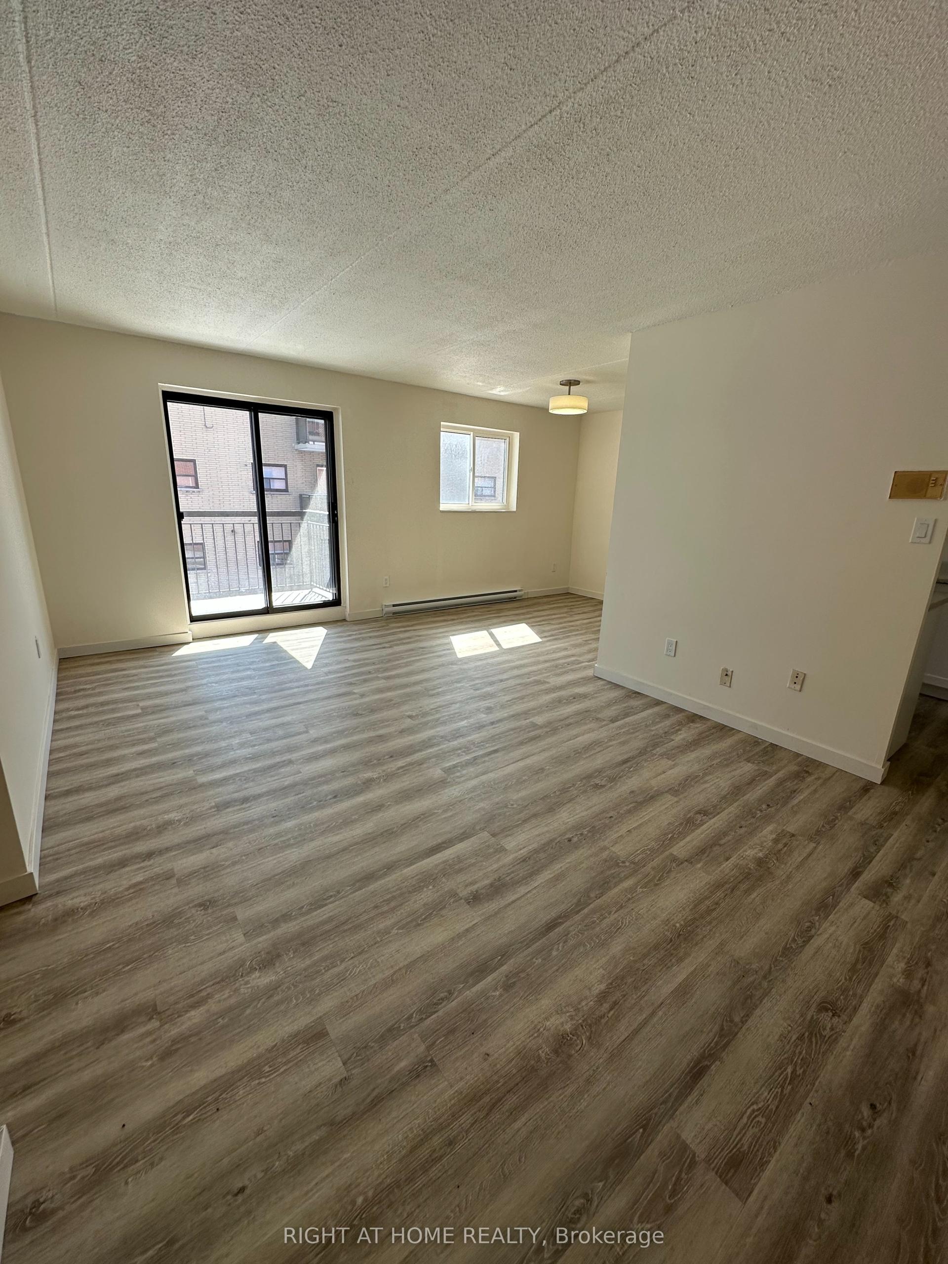 555 Oxford Street 201 #201, Oshawa — Multiplex for lease, photo 1