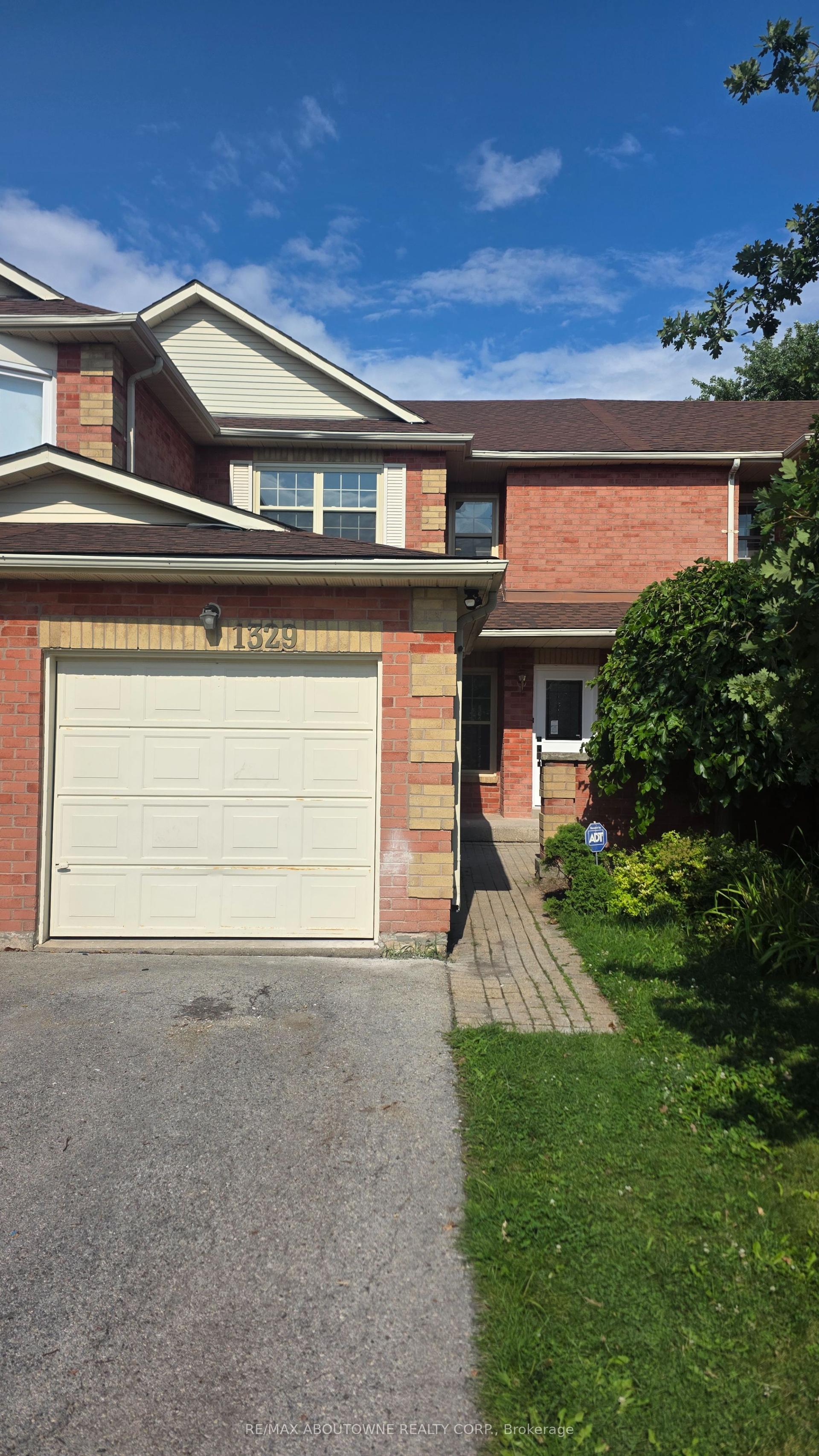 1329 Montclair Drive, Oakville — Townhouse for lease, photo 1