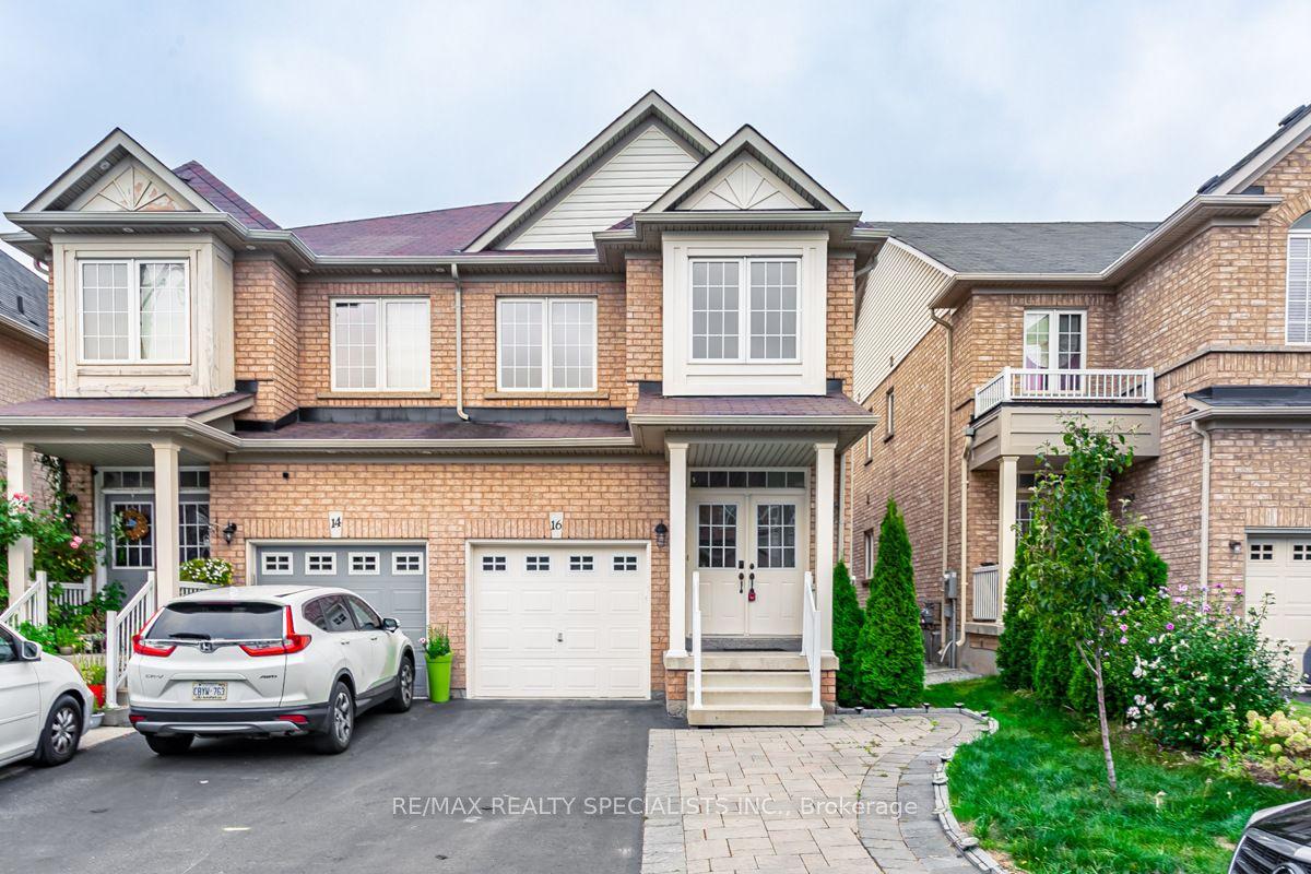 16 EVANWOOD Crescent — photo 1