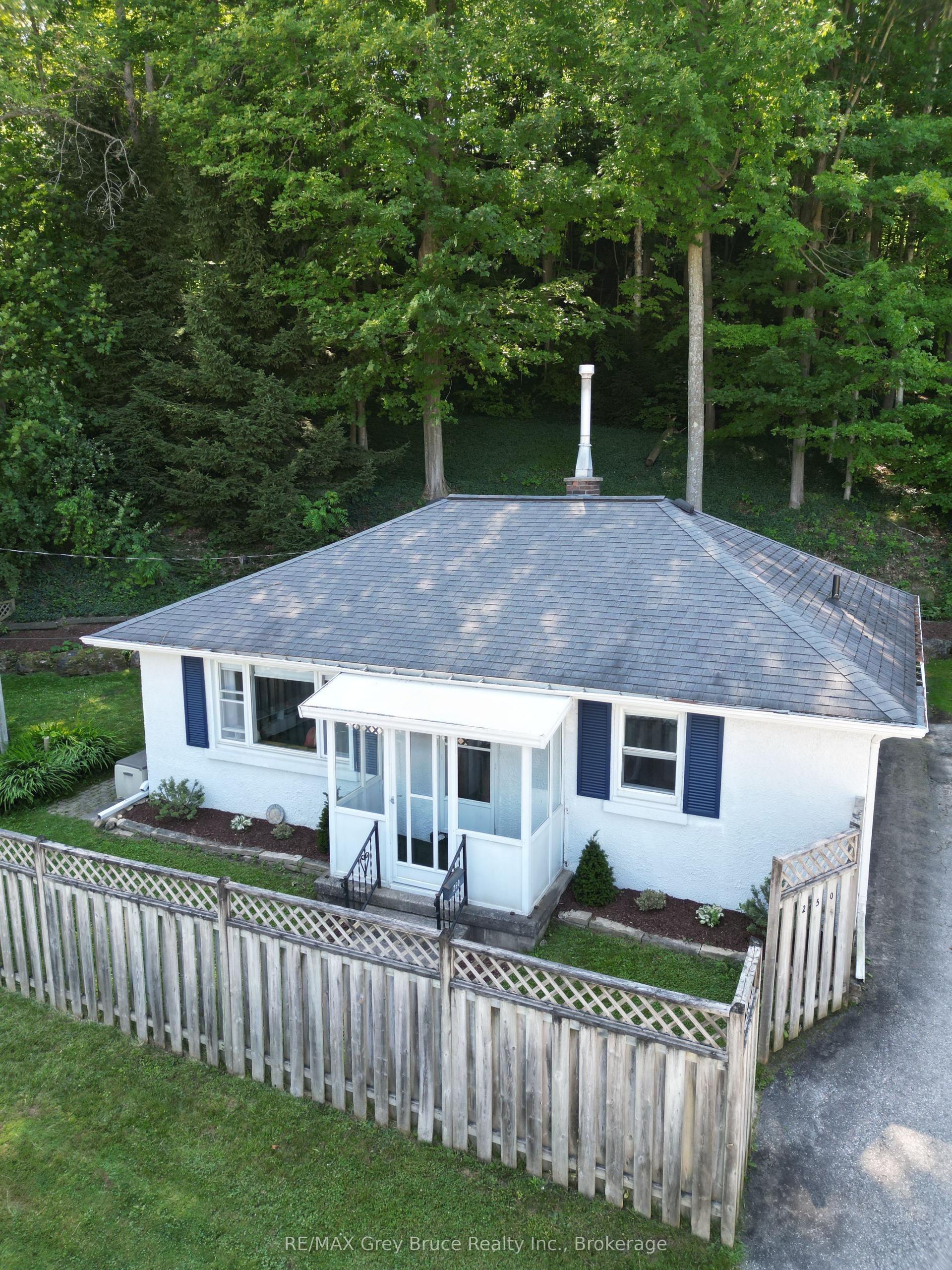 250 2nd Avenue E, Owen Sound — Detached for sale, photo 1