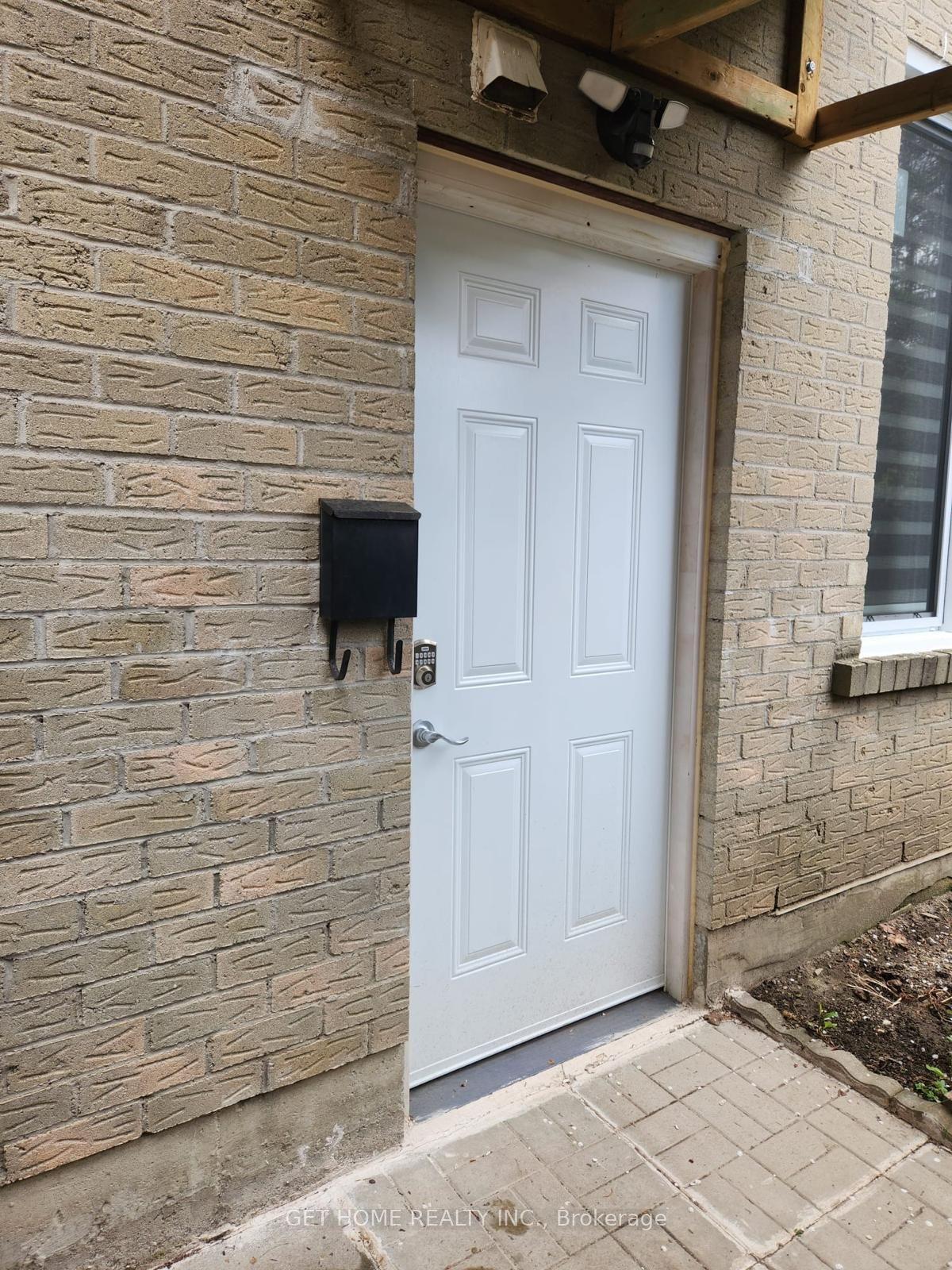 34 Ravenscroft Road — photo 1