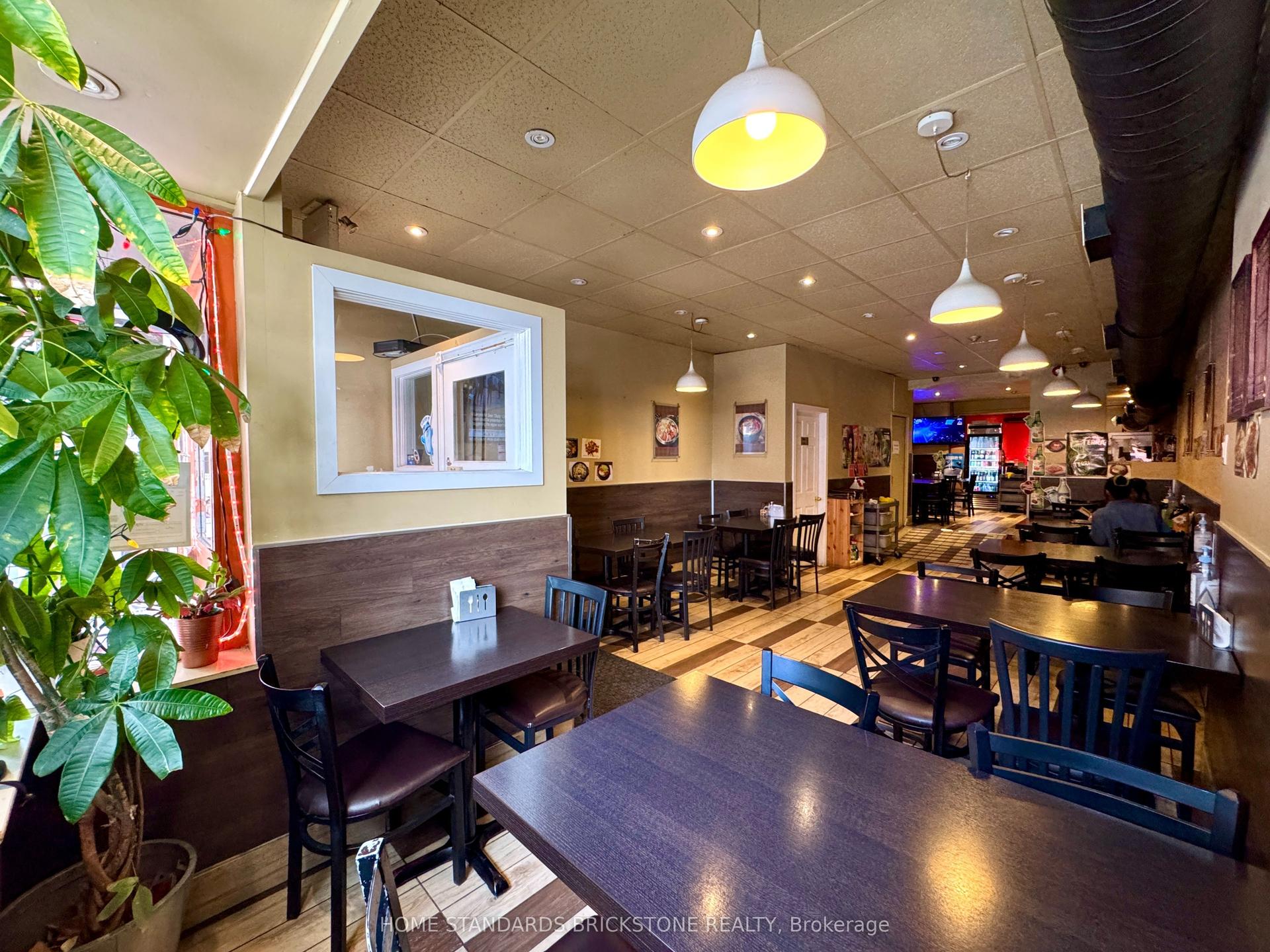 586 Bloor Street W — photo 1