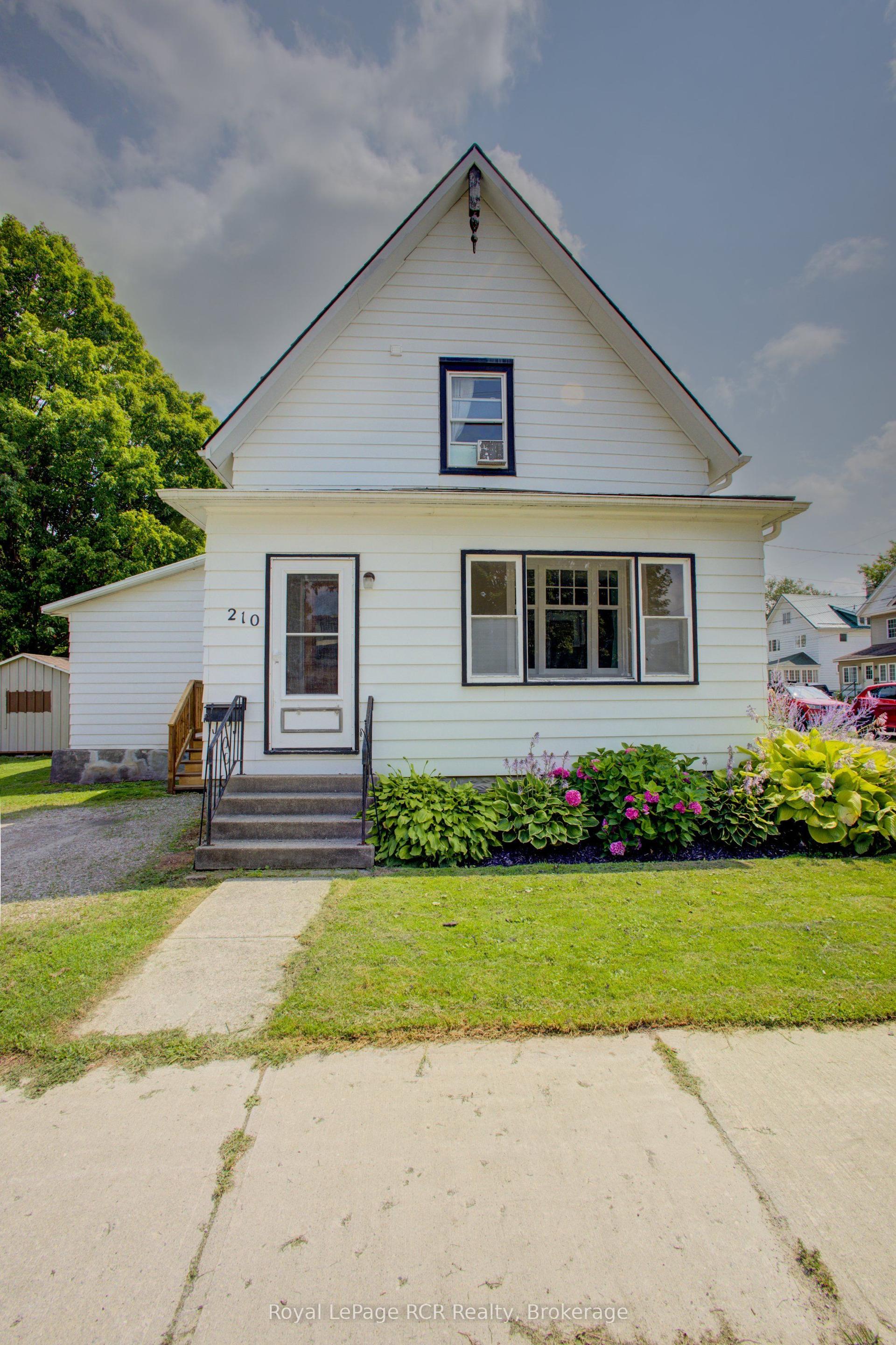 210 N Davidson Avenue N, North Perth — Detached for sale, photo 1