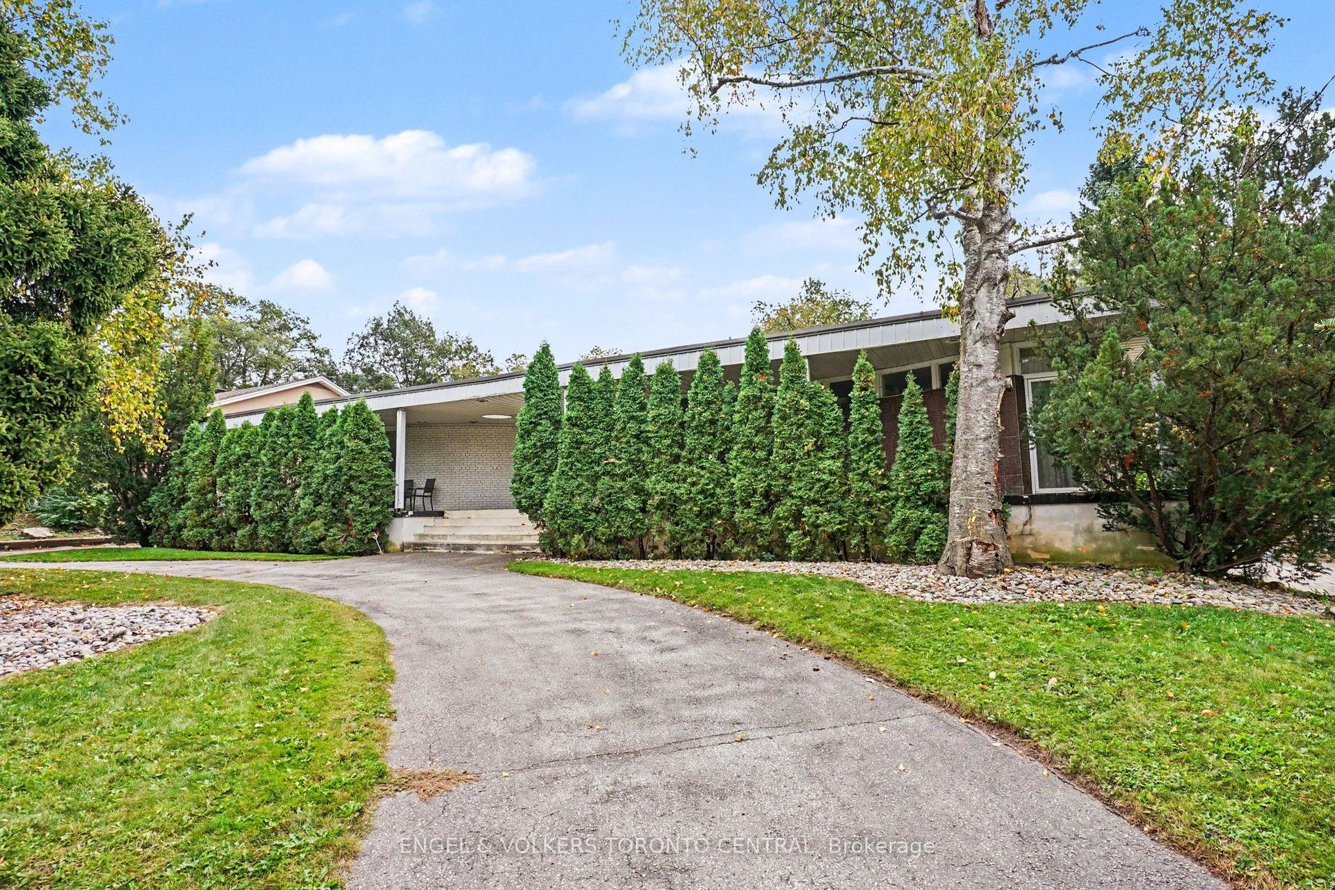 11 Suncrest Drive, Toronto — Detached for sale, photo 1