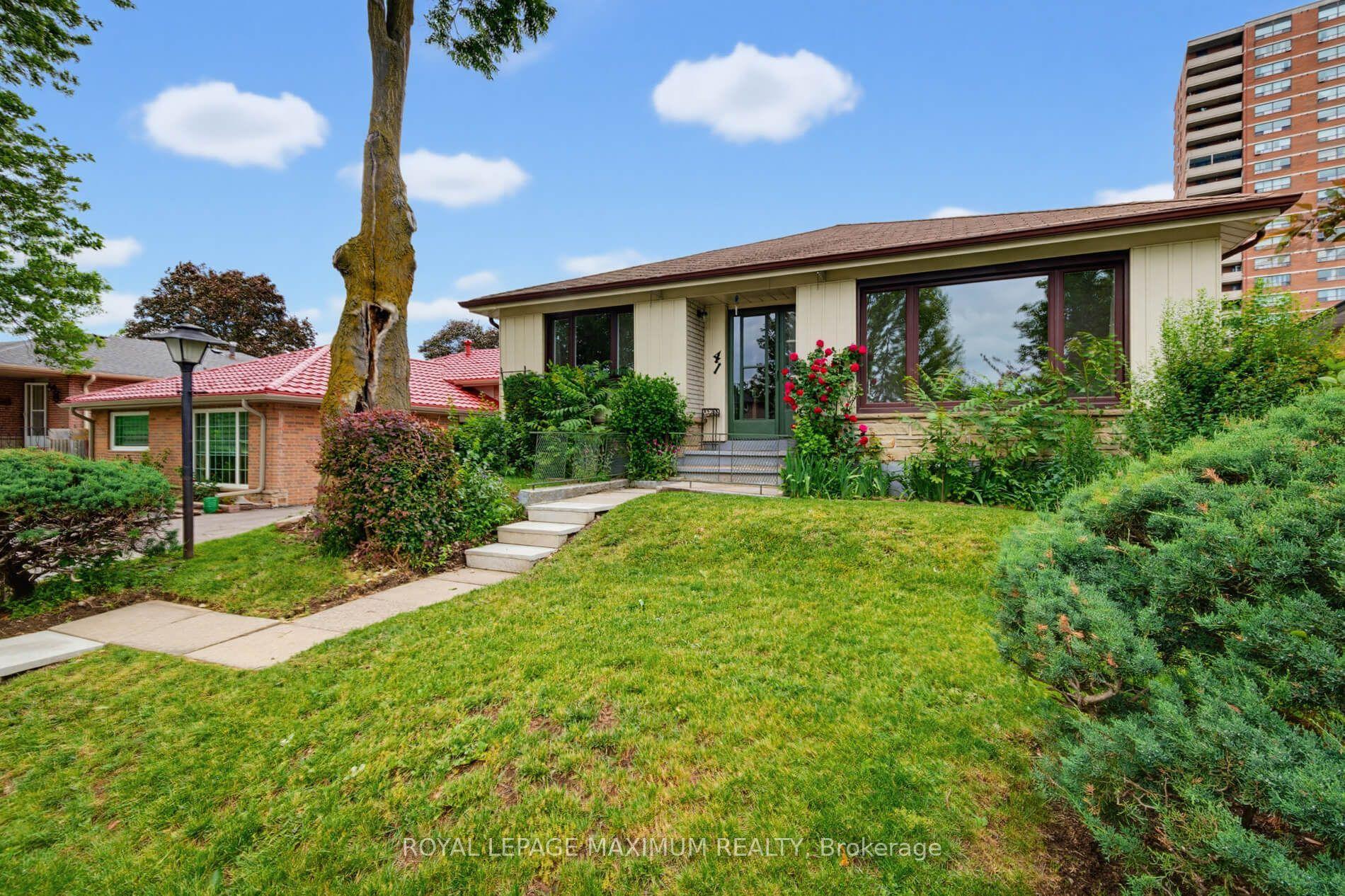 41 Strathavon Drive, Toronto — Detached for sale, photo 1