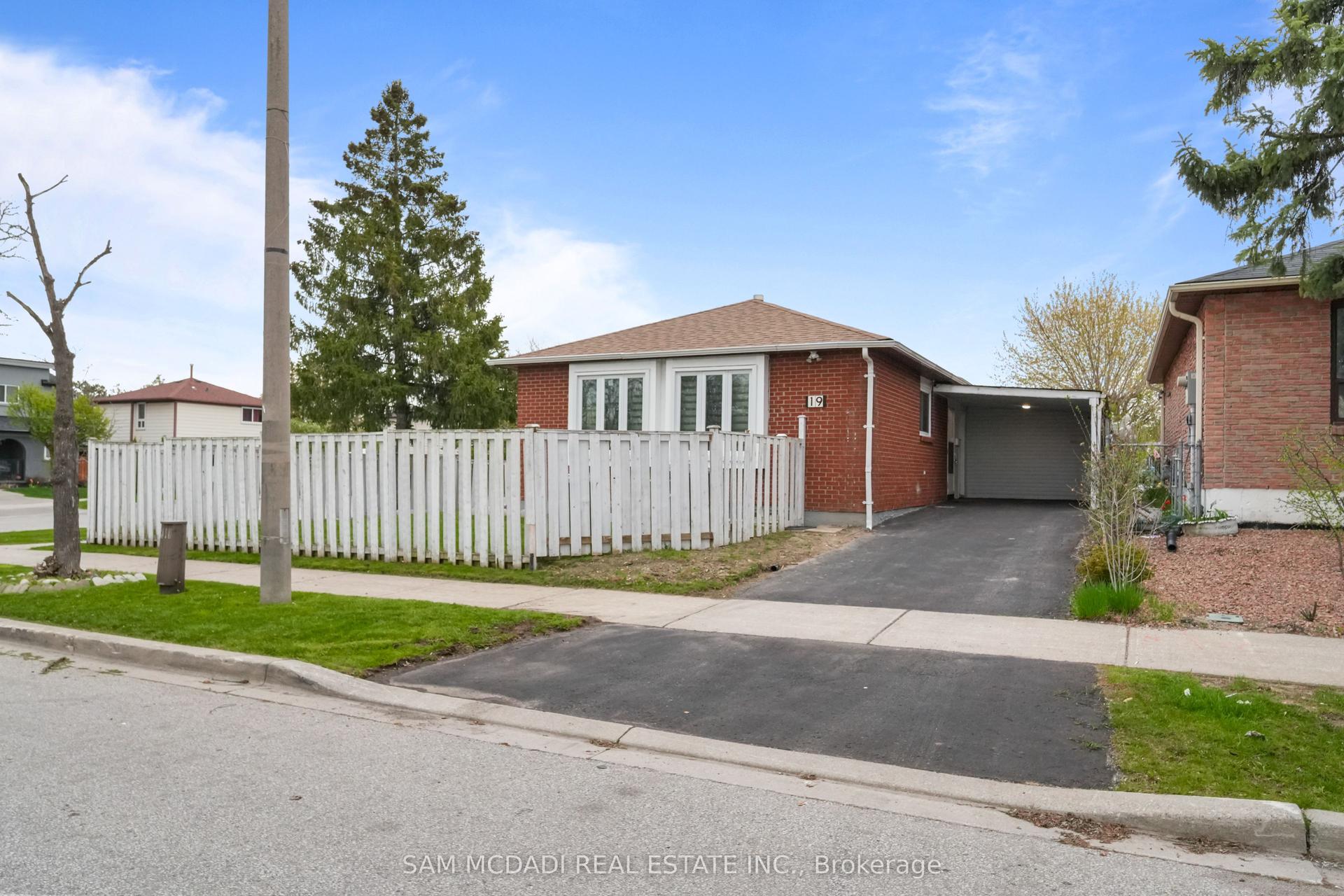 19 Shalom Crescent — photo 1