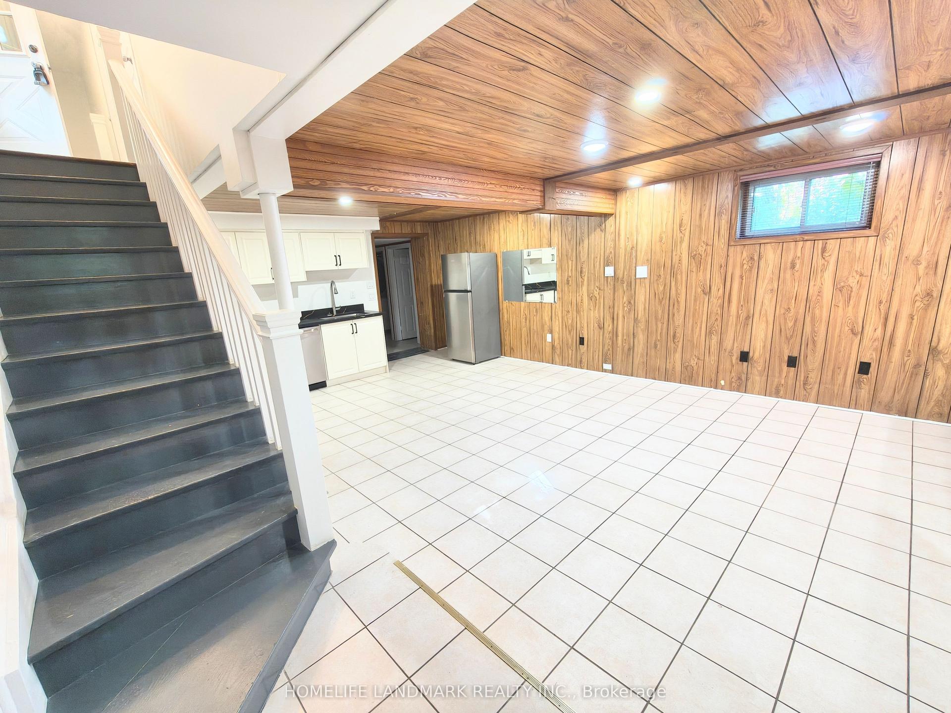 100 Kingslake Road — photo 1