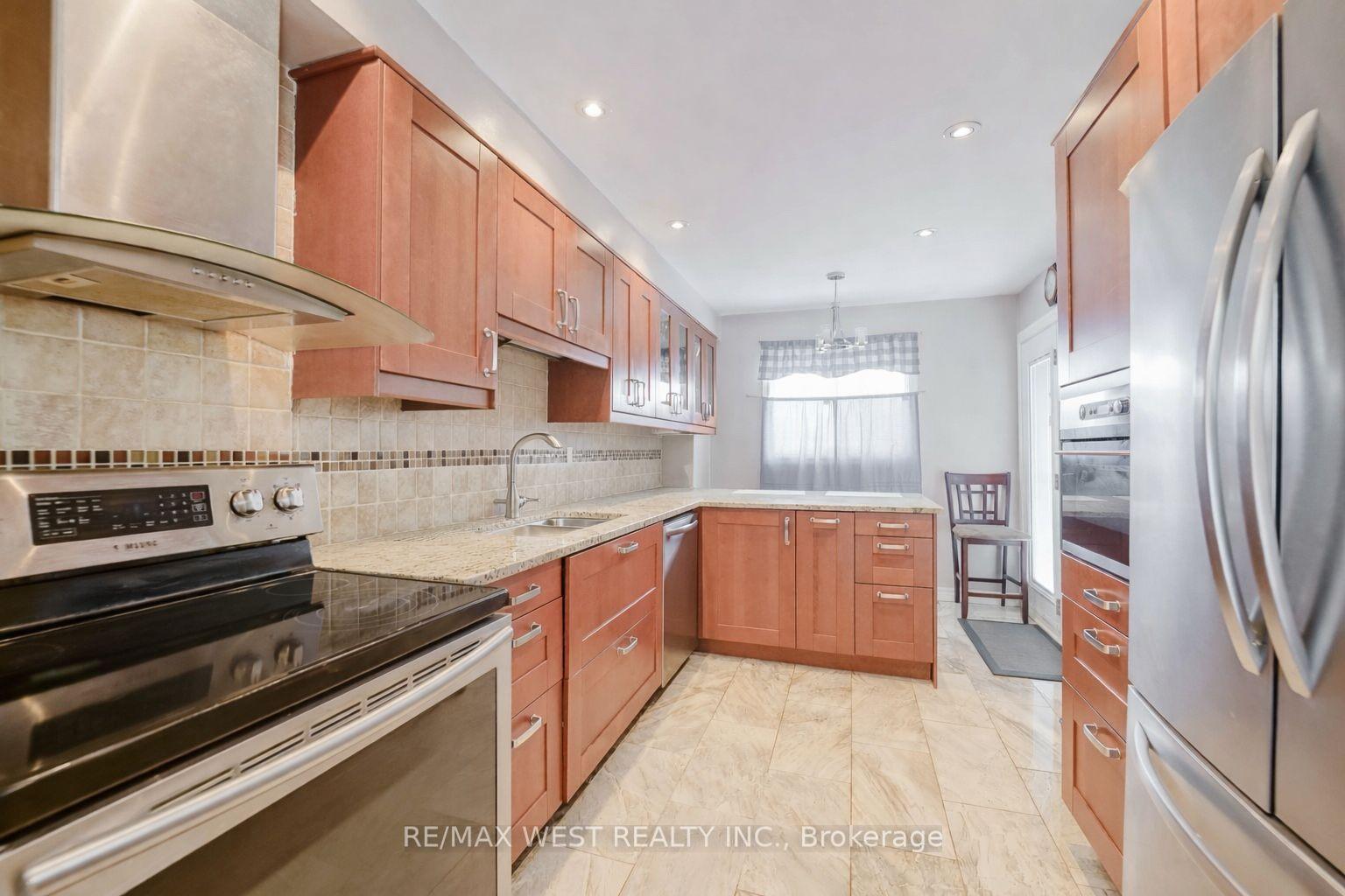 114 Courtlands Drive — photo 1