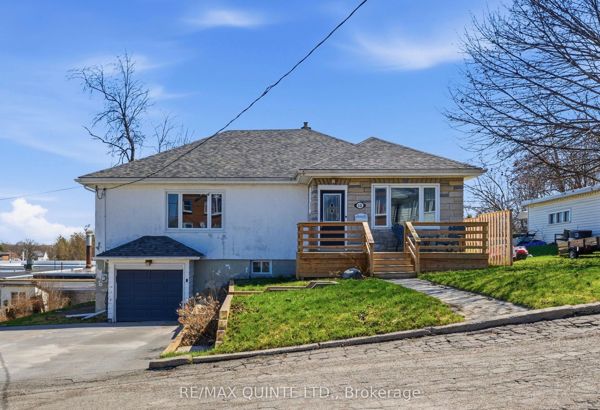 13 Sutcliffe Boulevard — photo 1