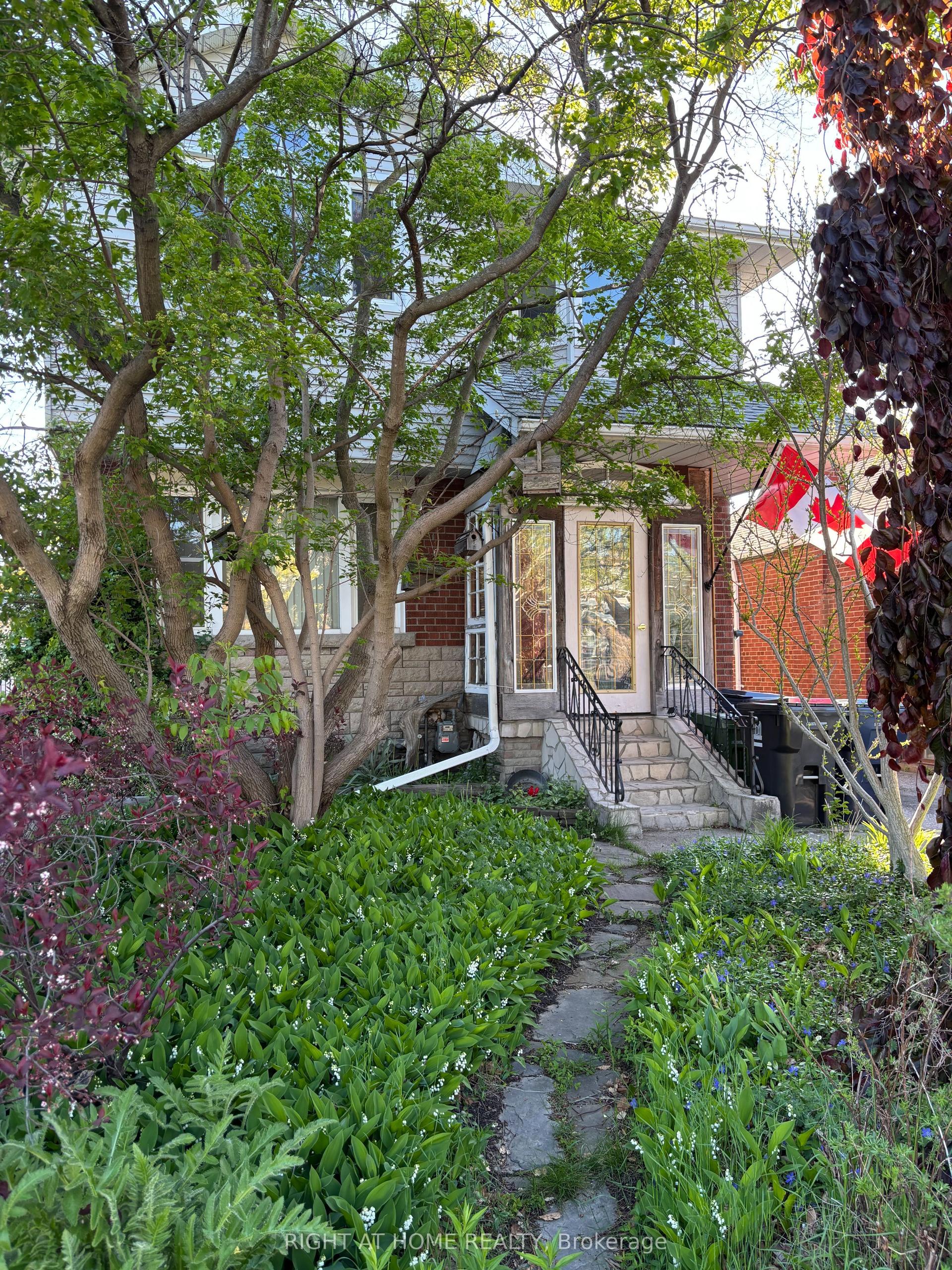 952 Coxwell Avenue Main #Main — photo 1