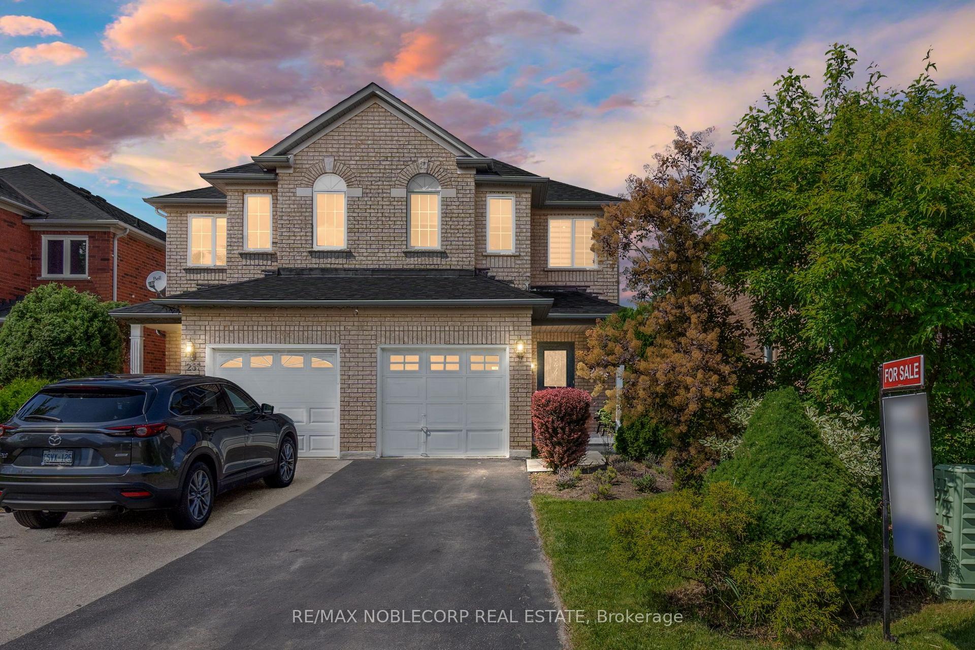 239 Royal Appian Crescent — photo 1