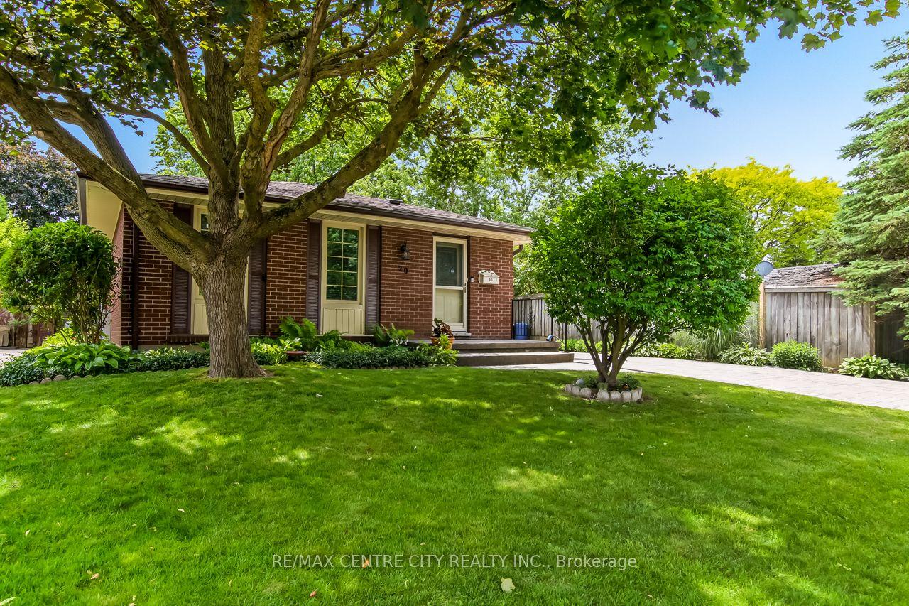 20 Hines Crescent, London South — Detached for sale, photo 1