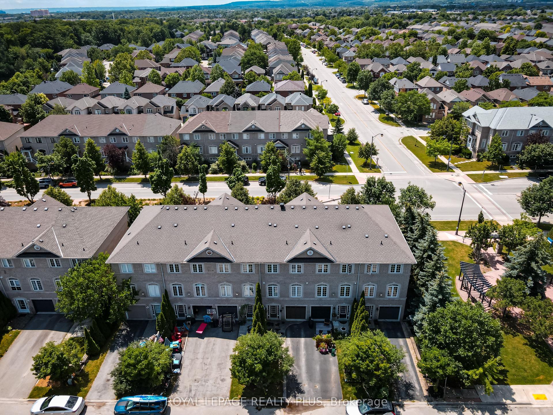2333 Sutton Drive, Burlington — Townhouse for sale, photo 1
