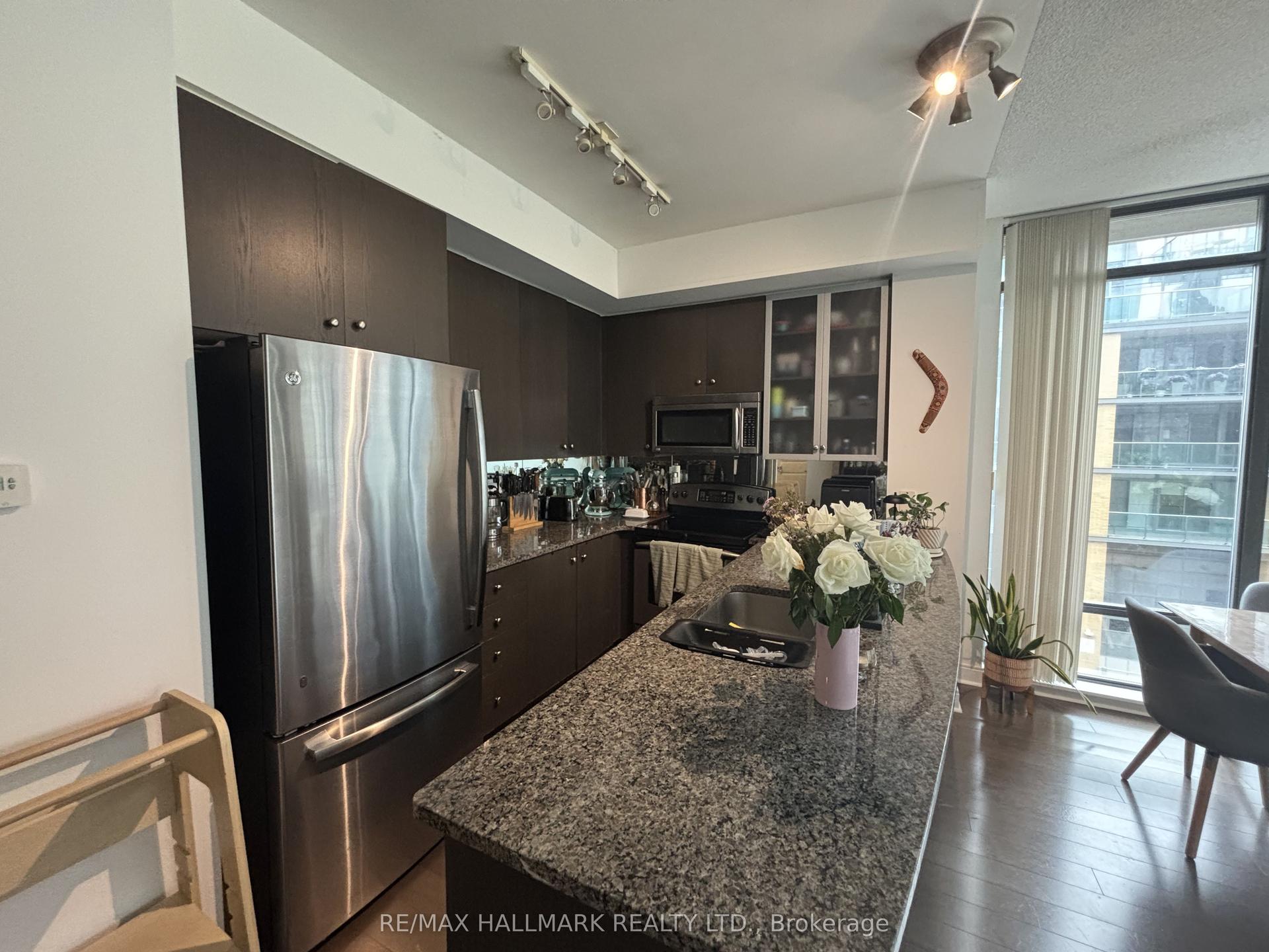 21 Scollard Street 402 #402 — photo 1