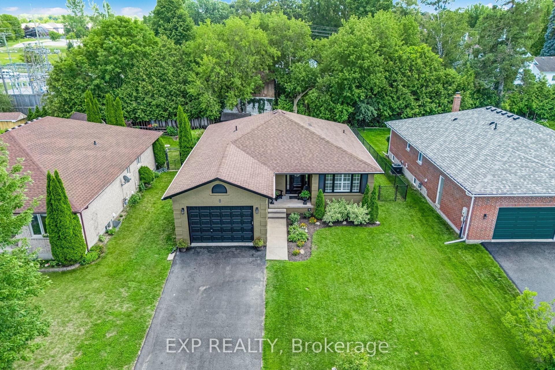 8 Low Boulevard, Uxbridge — Detached for sale, photo 1