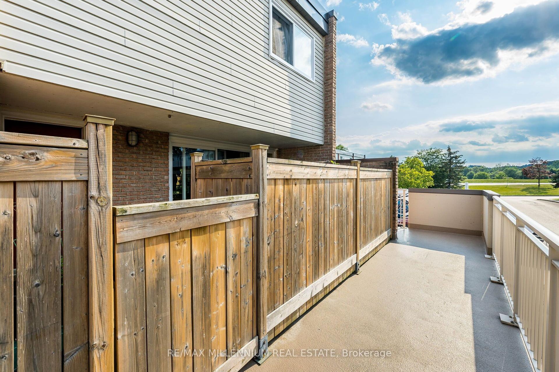 301 Milestone Crescent, Aurora — Condo Town for sale, photo 1