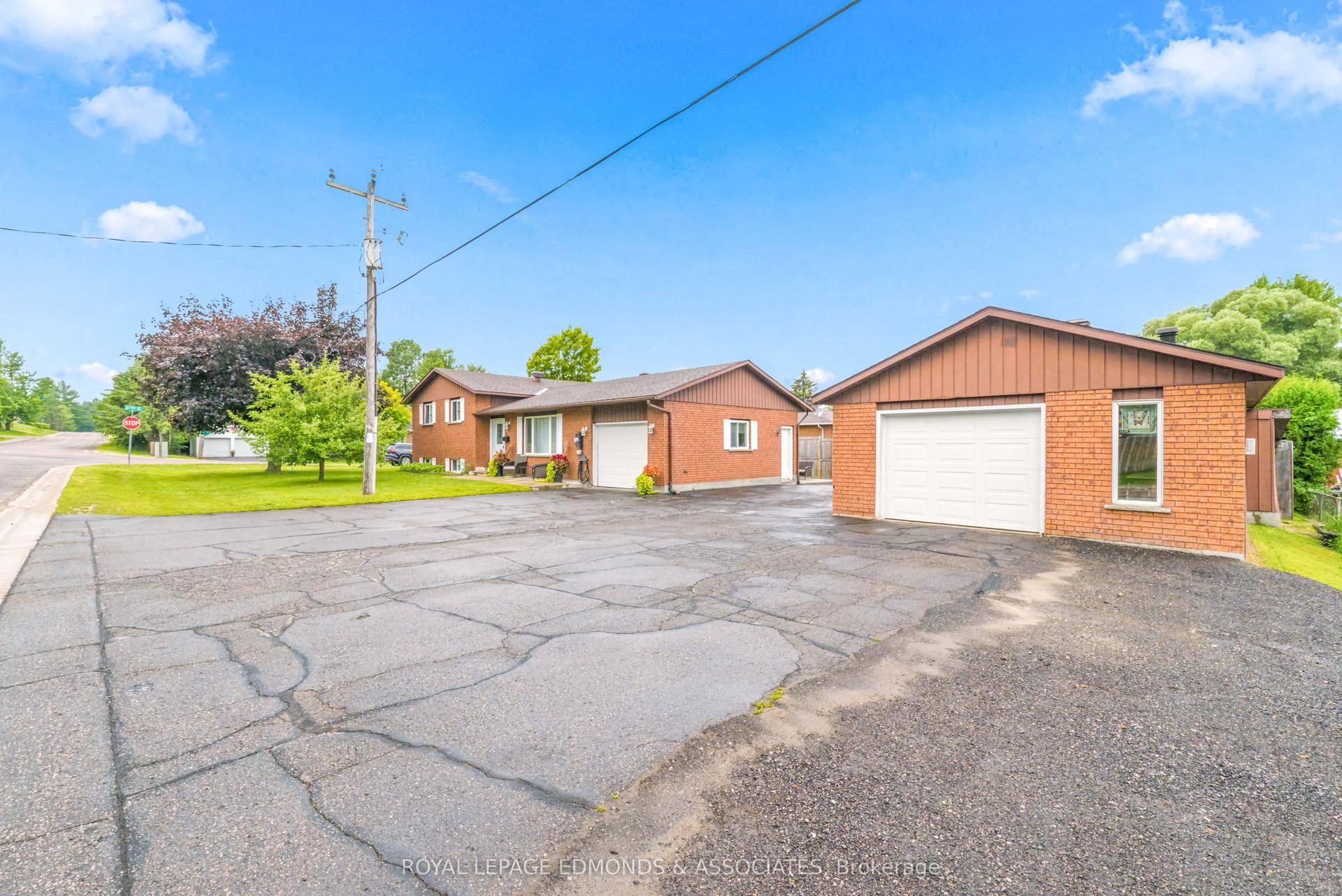 2 Herman Street, Petawawa — Detached for sale, photo 1