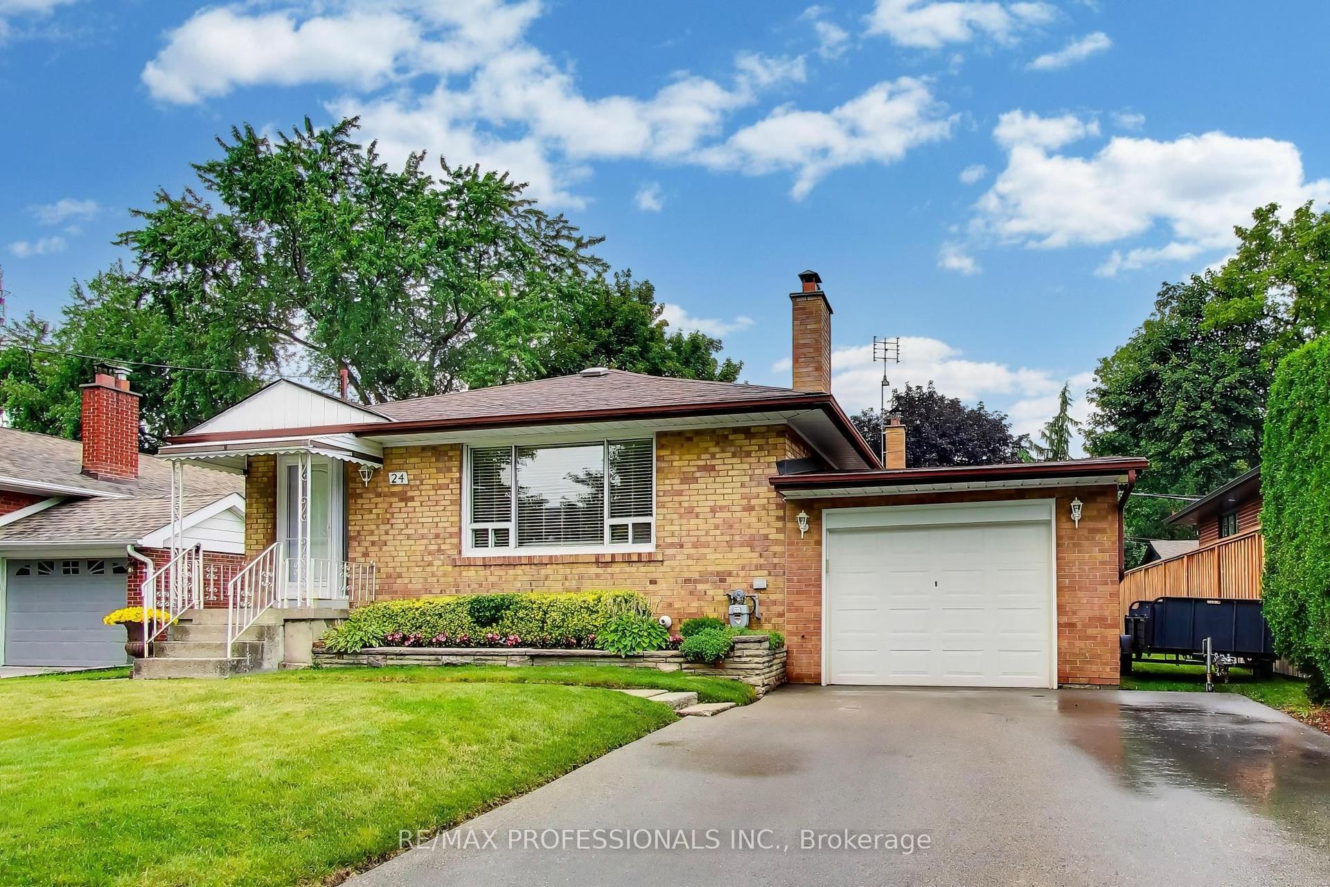 24 Beaverbrook Avenue, Toronto — Detached for sale, photo 1