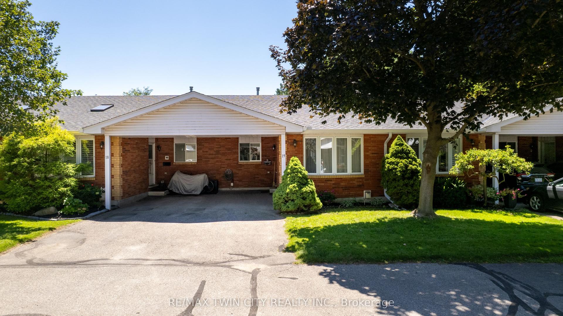 1030 Colborne Street E, Brantford — Condo Town for sale, photo 1