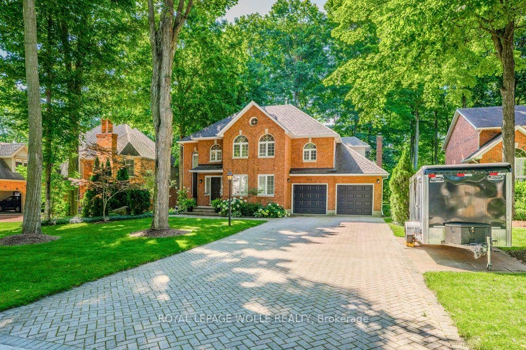 219 Corrie Crescent — photo 1