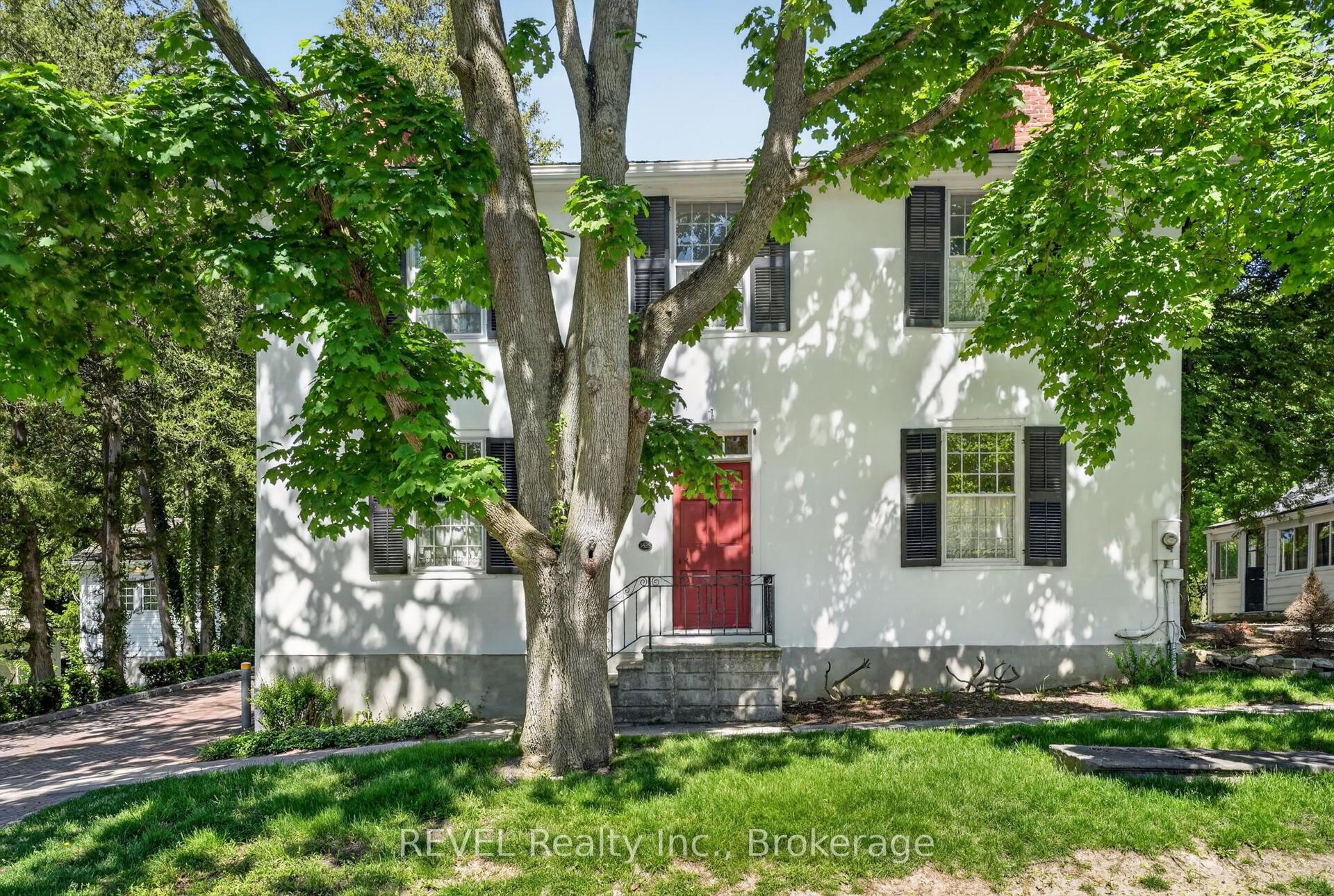235 Simcoe Street — photo 1