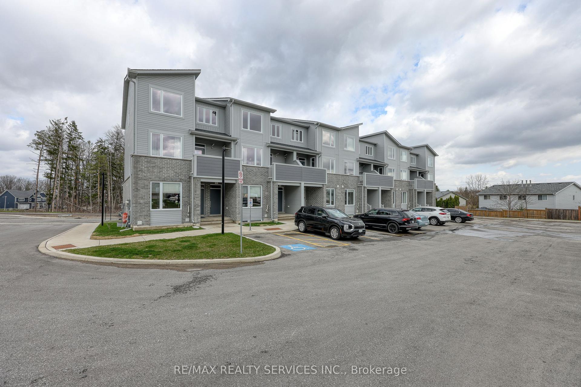 925 Deveron Crescent 12 #12 — photo 1
