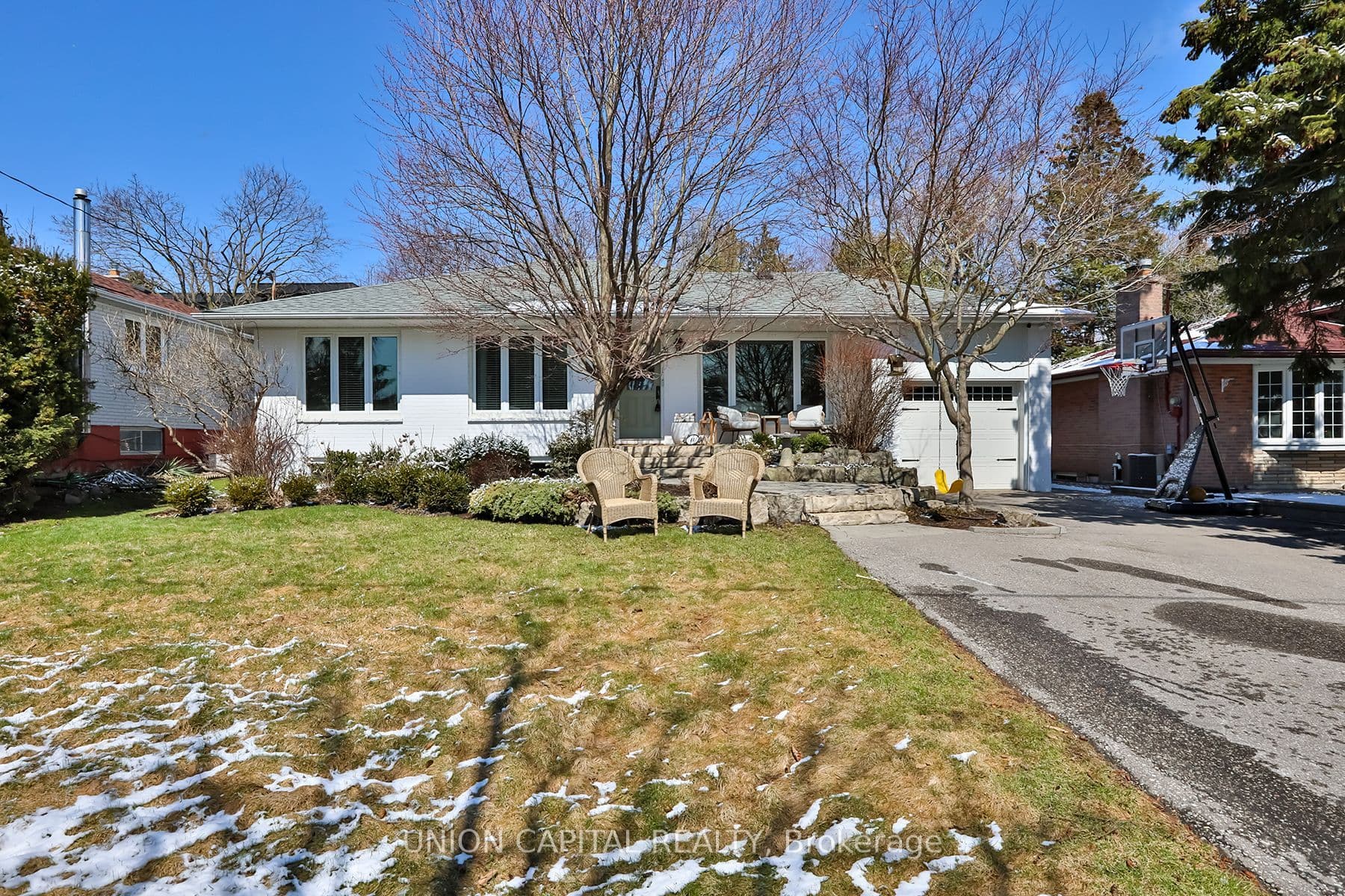 11 Sherwood Forest Drive — photo 1