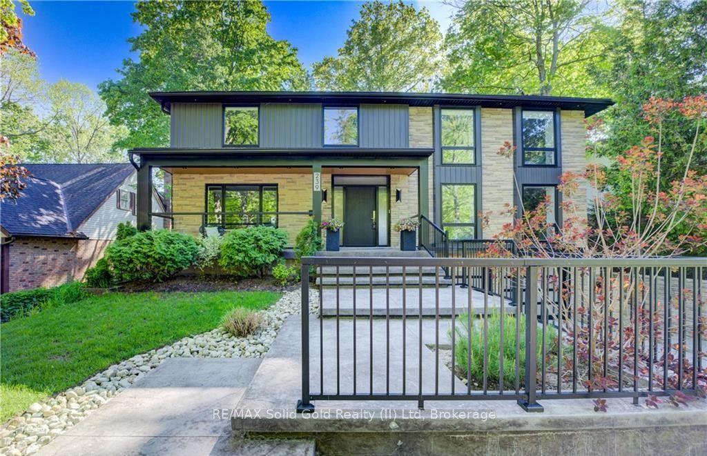 239 Corrie Crescent — photo 1