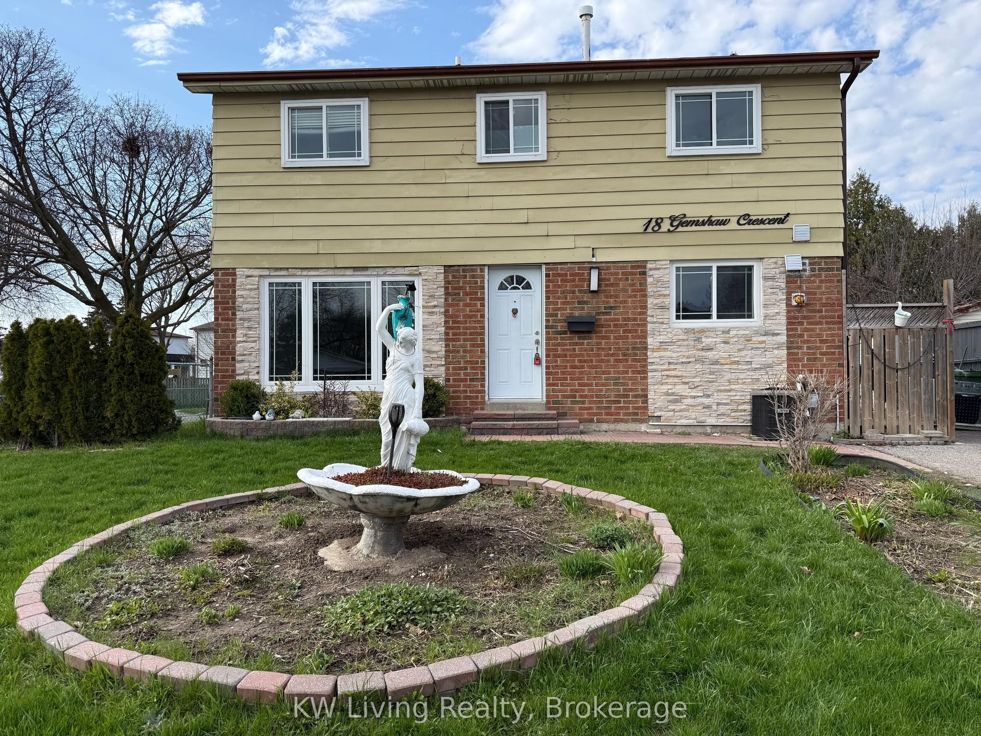 18 Gemshaw Crescent — photo 1