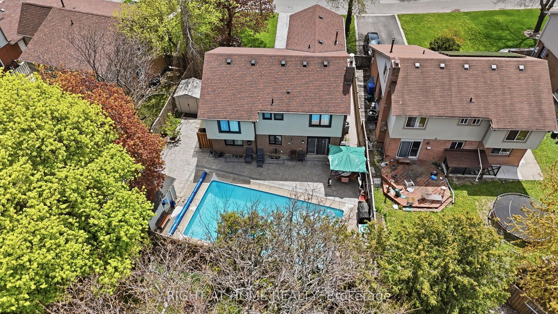 33 Parkside Drive — photo 1