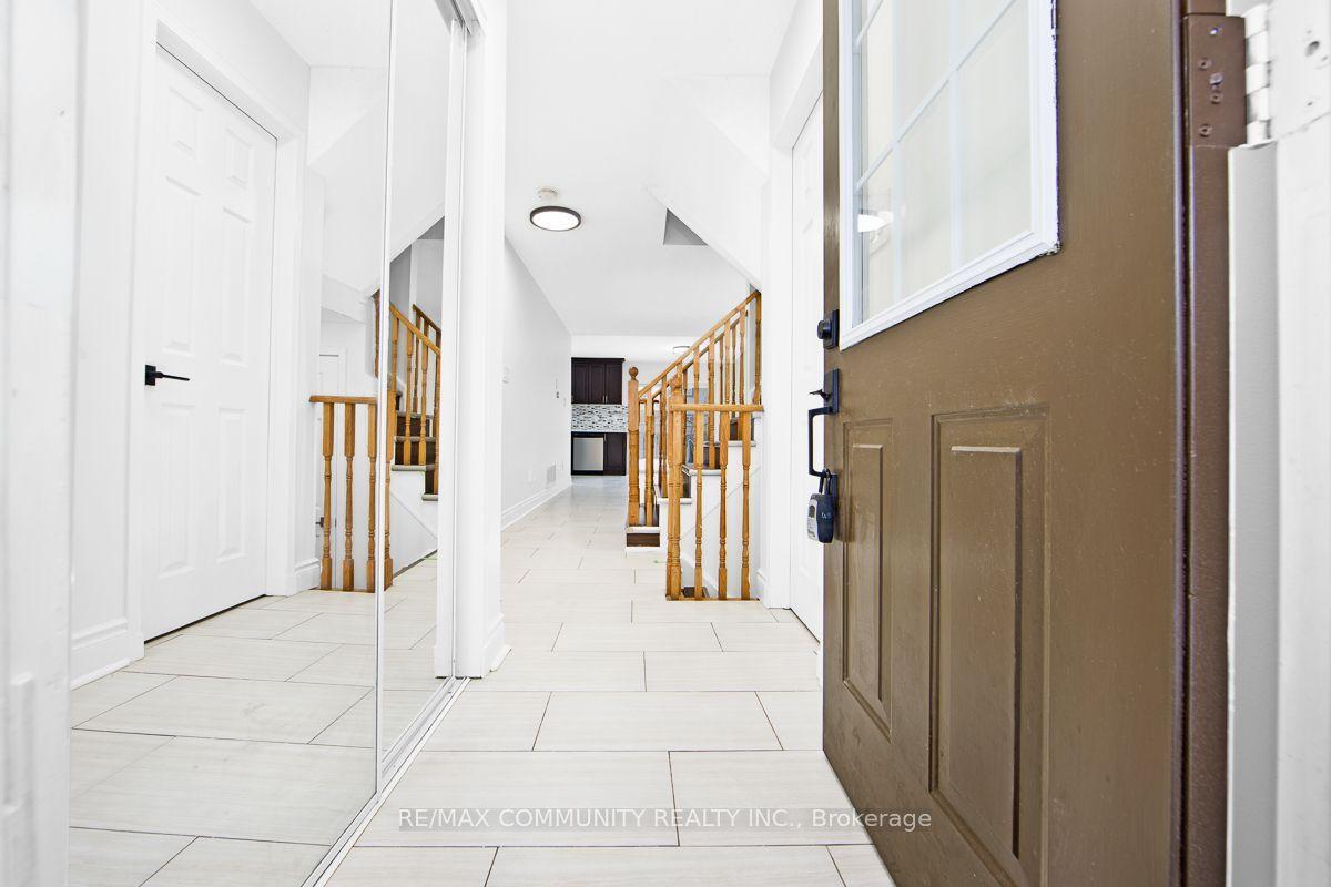 1049 Kennedy Circle, Milton — Townhouse for sale, photo 1