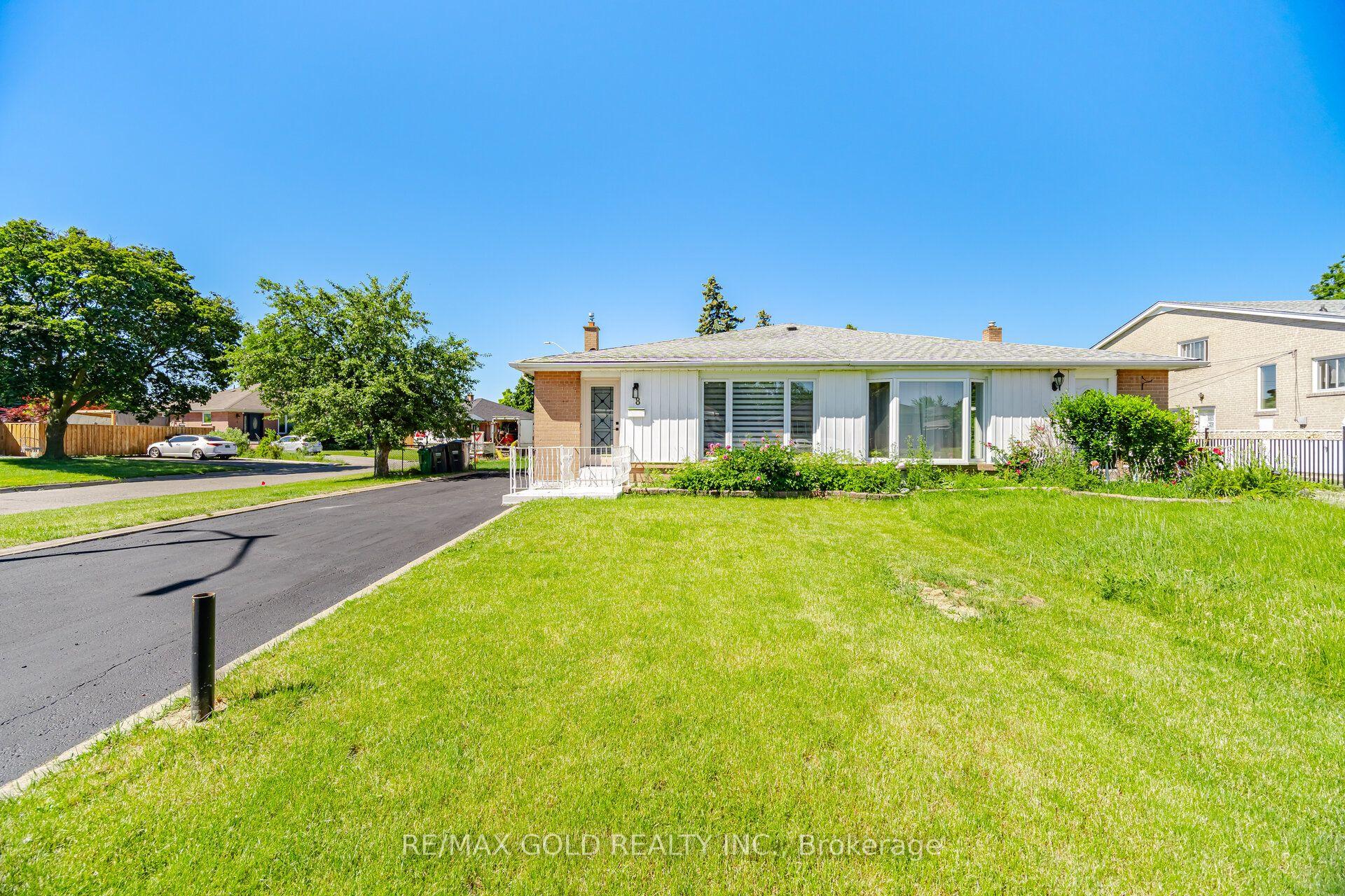 8 Athlone Avenue, Brampton — Semi-Detached for sale, photo 1