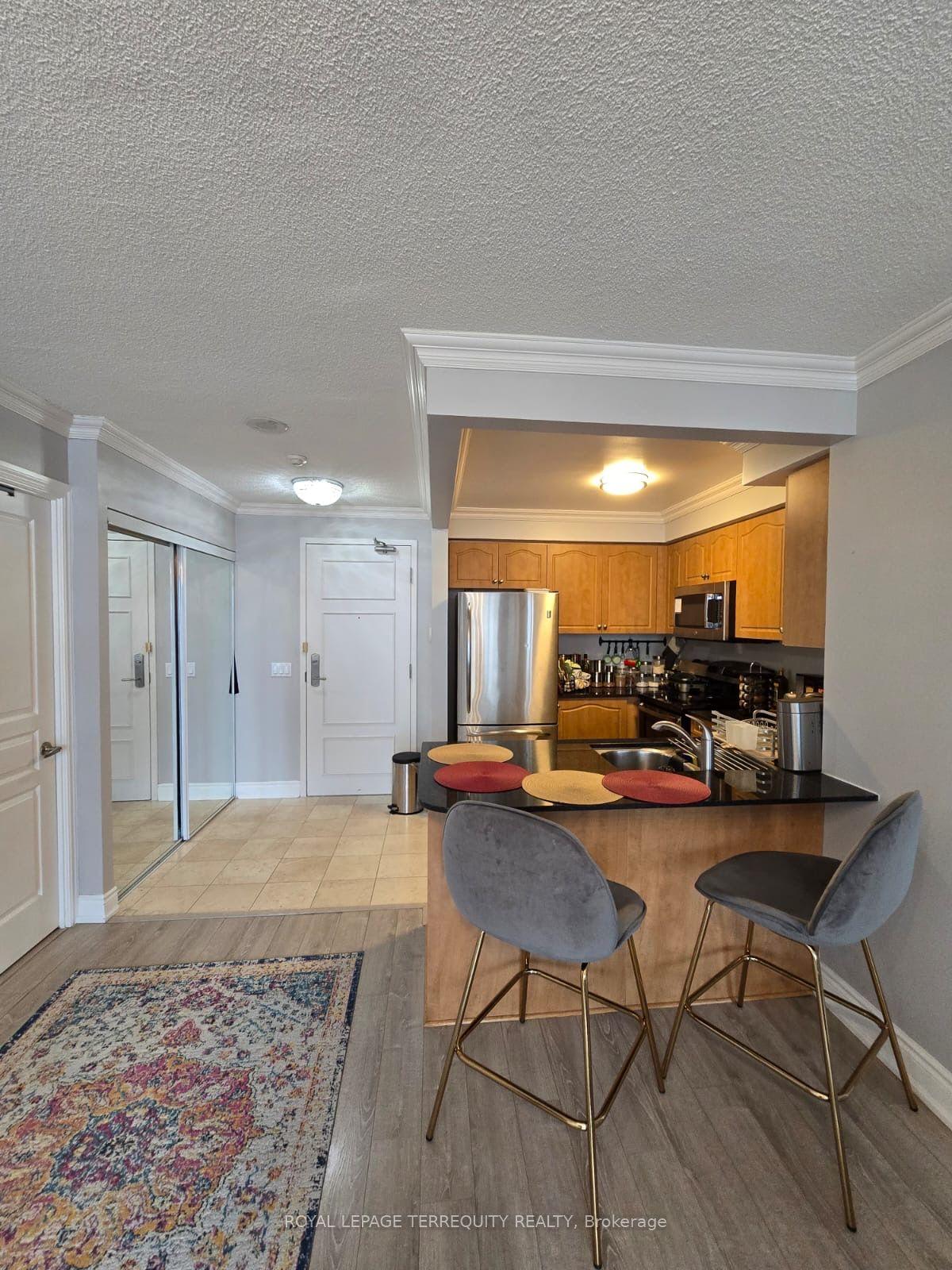 350 Red Maple Road 906 #906 — photo 1