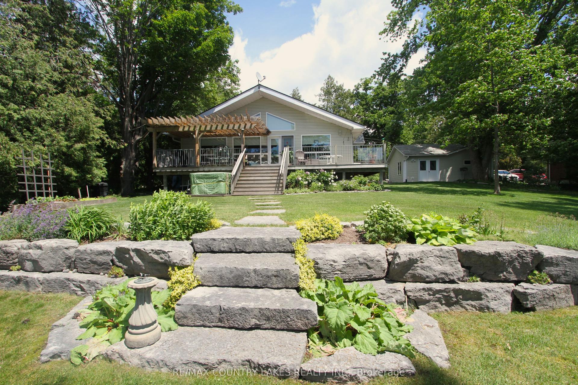 27 Hillcrest Avenue — photo 1