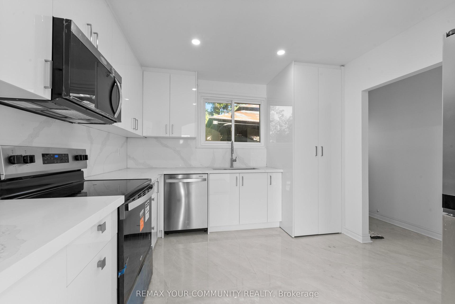 2 Lisburn Crescent, Toronto — Detached for lease, photo 1