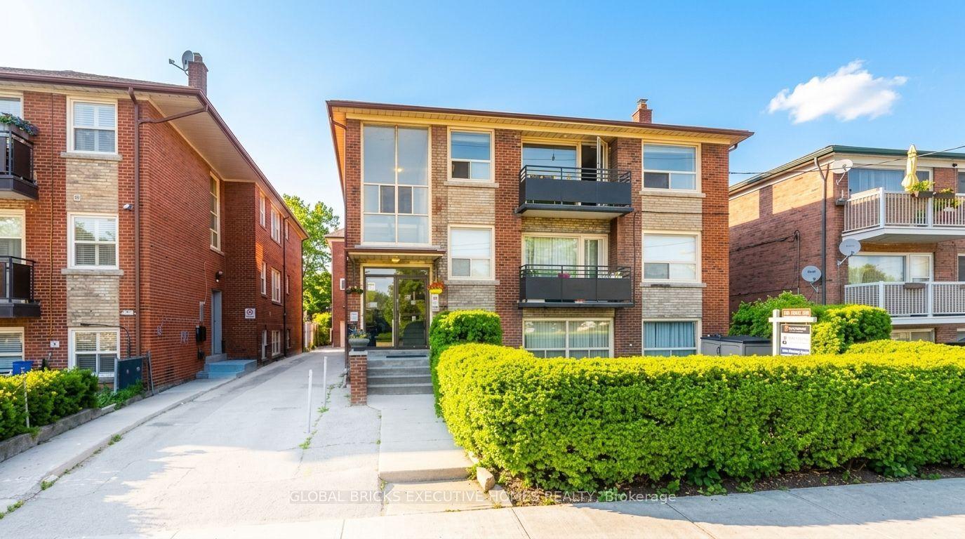 136 Portland Street, Toronto — Multiplex for sale, photo 1
