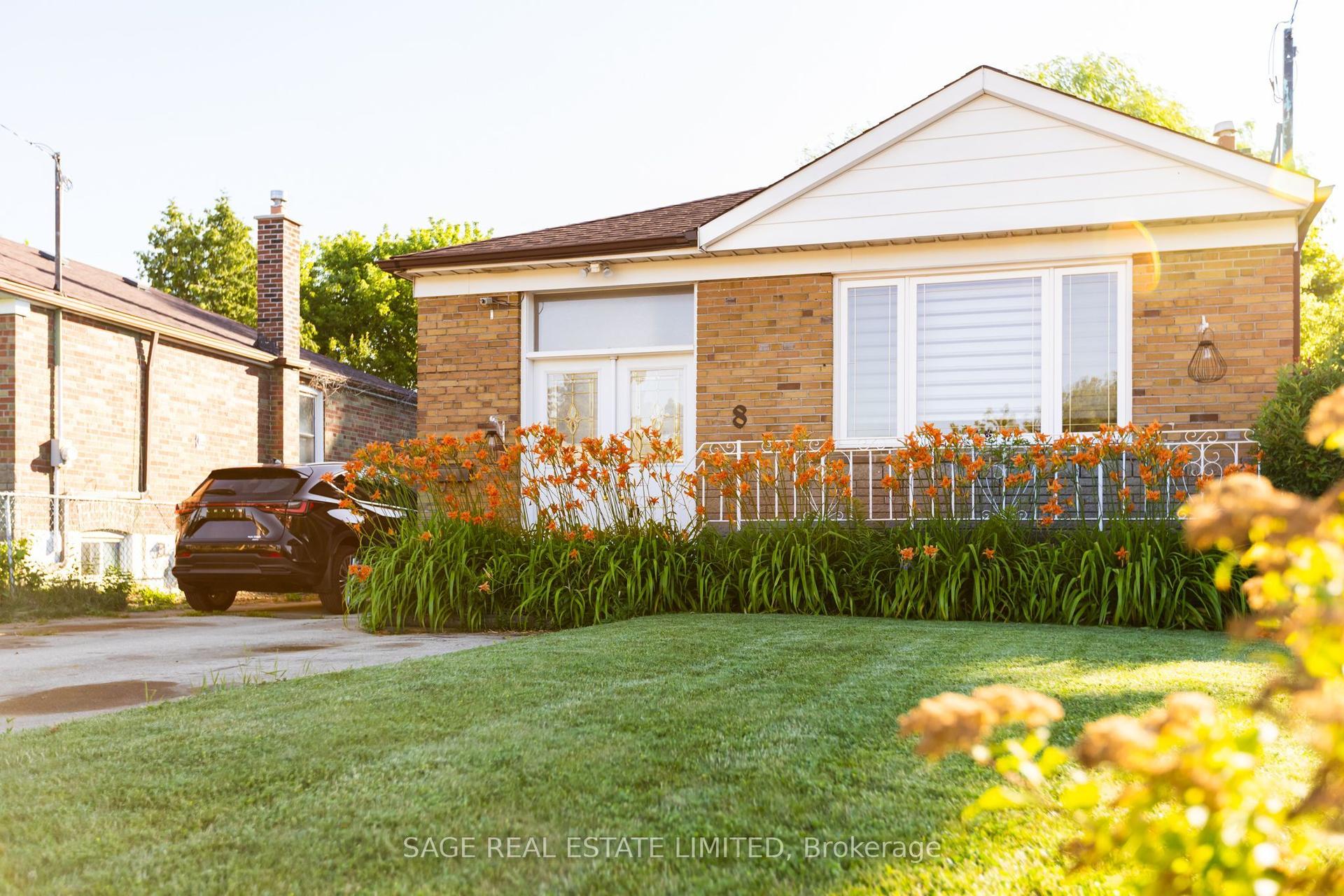 8 Lombardy Crescent, Toronto — Detached for sale, photo 1