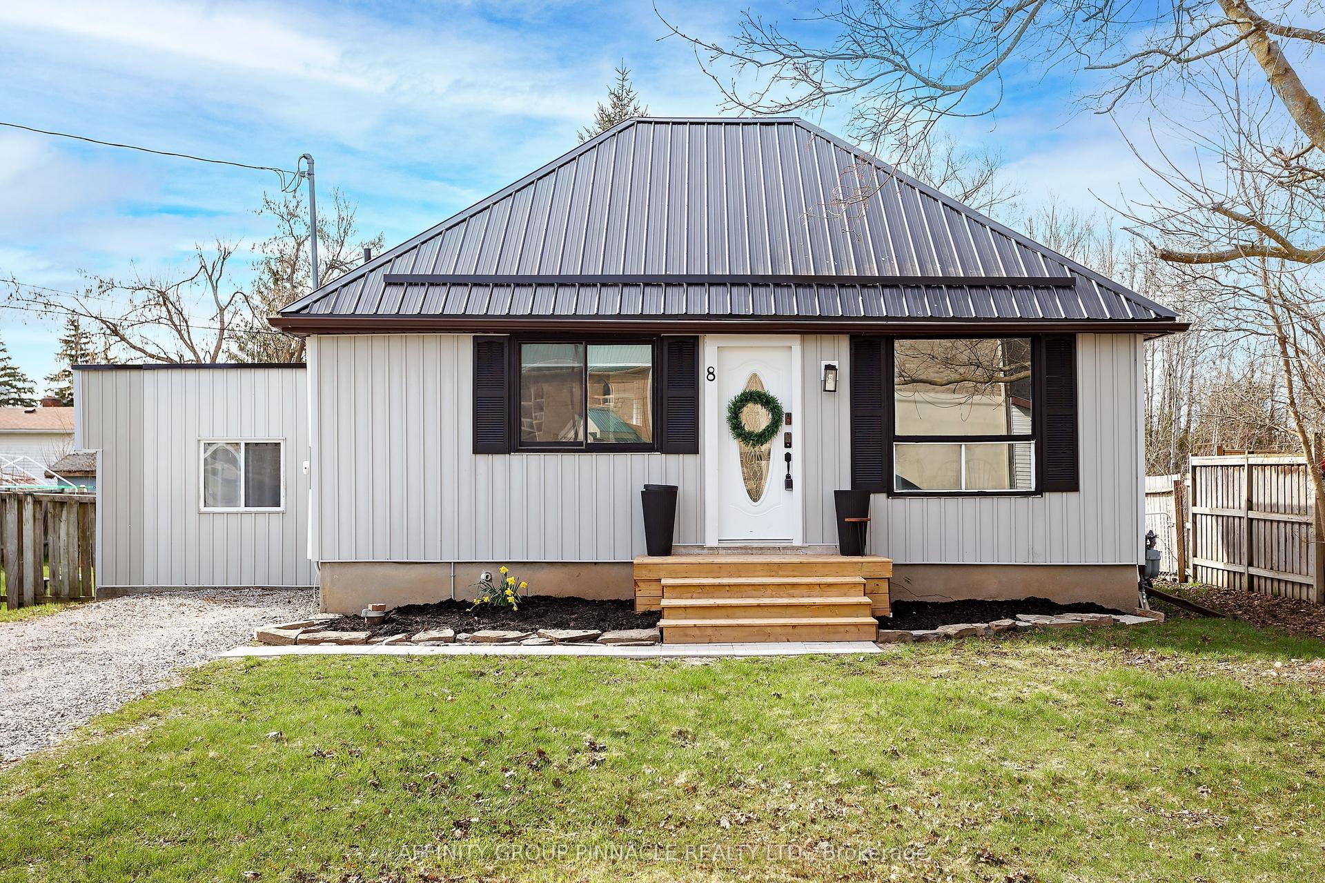 8 Mary Street W — photo 1