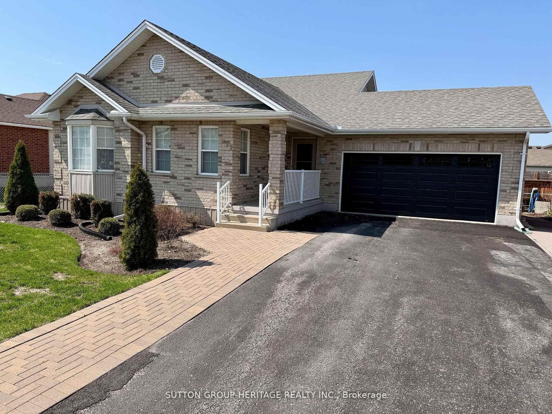 227 Victoria Avenue N — photo 1