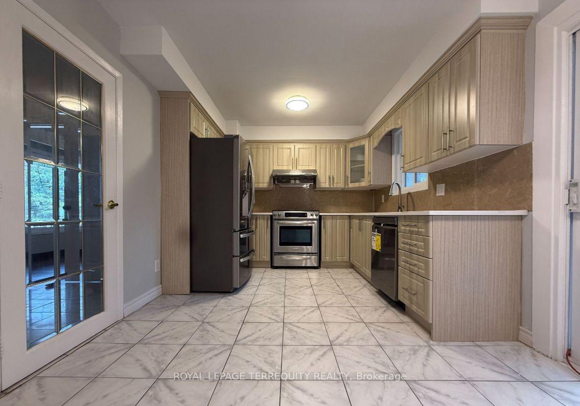 2 Axsmith Crescent — photo 1