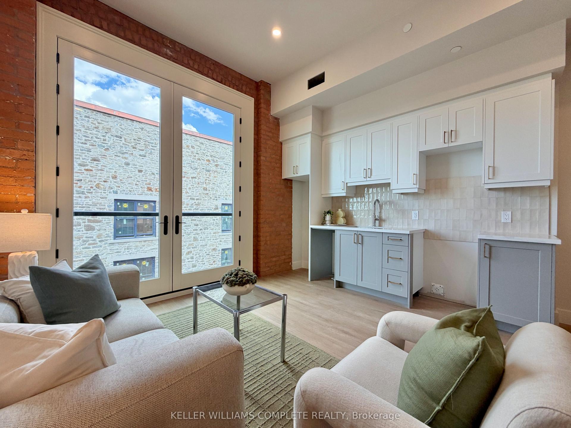 56 York Boulevard 404 #404, Hamilton — Multiplex for lease, photo 1