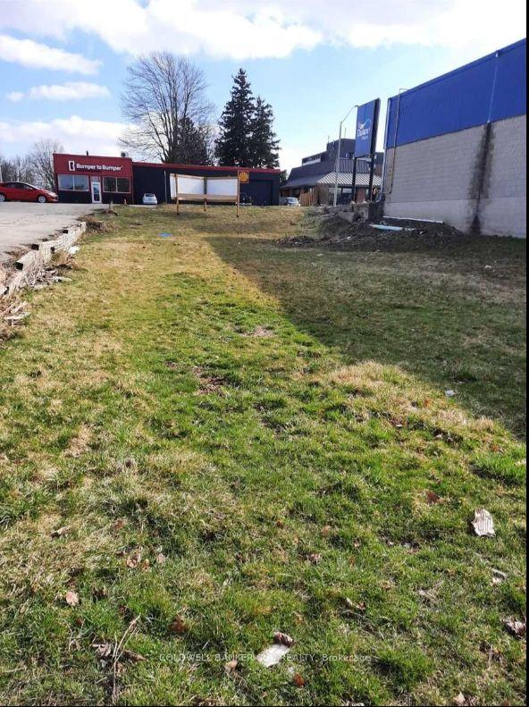 889 Dundas Street — photo 1