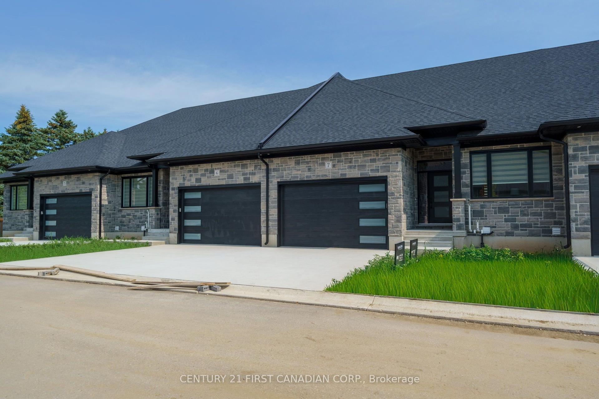 32 Postma Crescent 11 #11 — photo 1