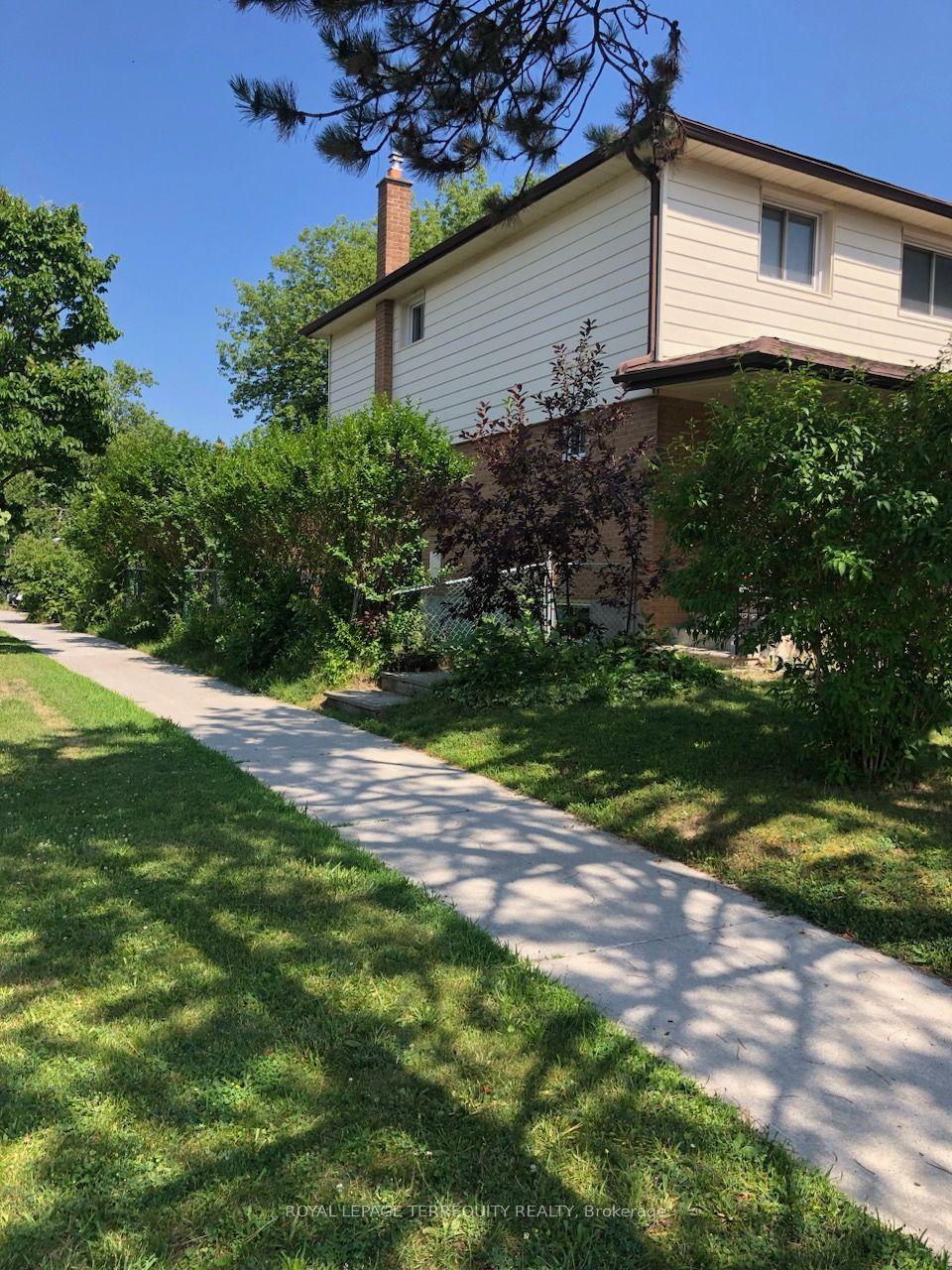 211 Pineway Boulevard, Toronto — Semi-Detached for lease, photo 1