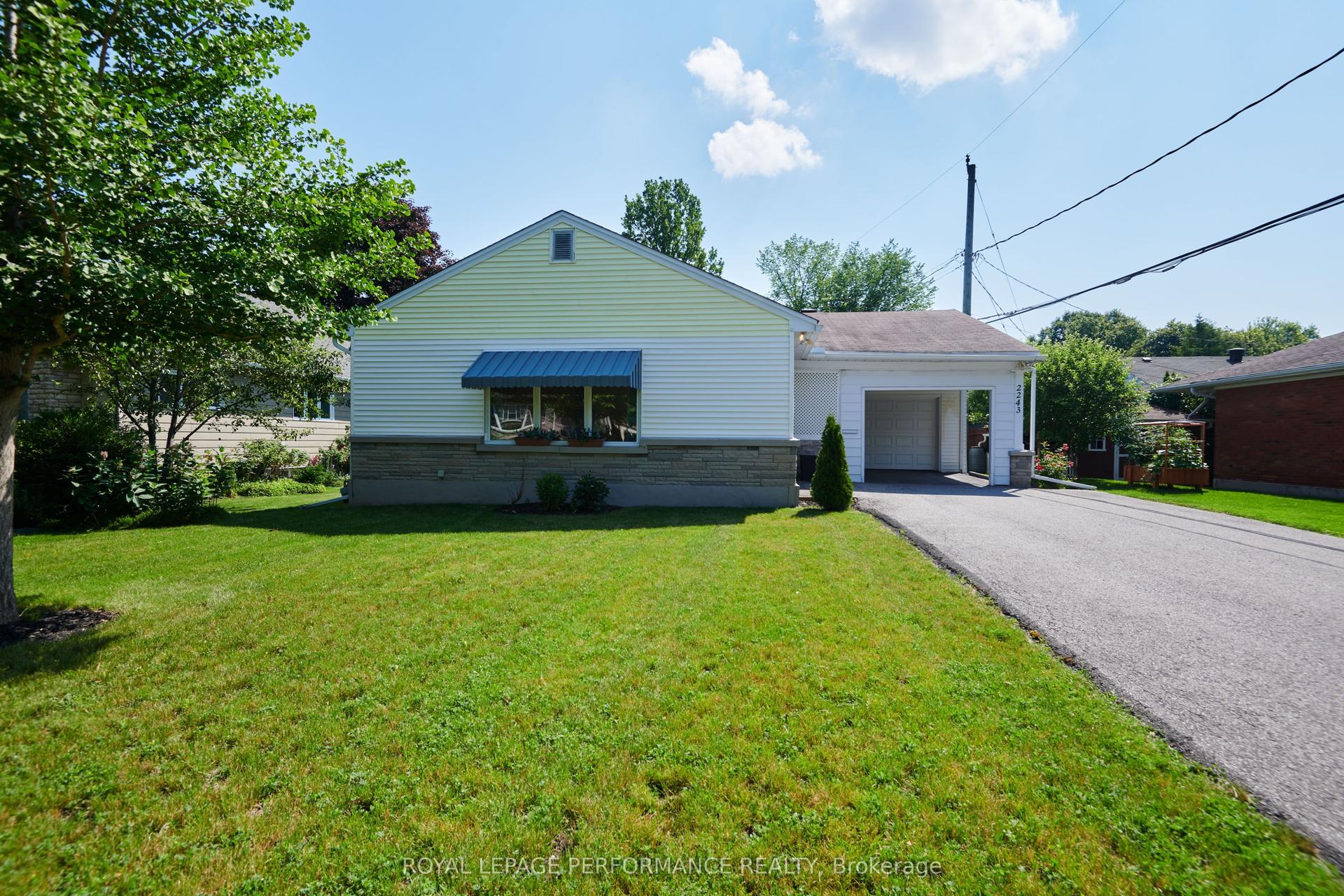 2243 Hillary Avenue, Alta Vista and Area — Detached for lease, photo 1