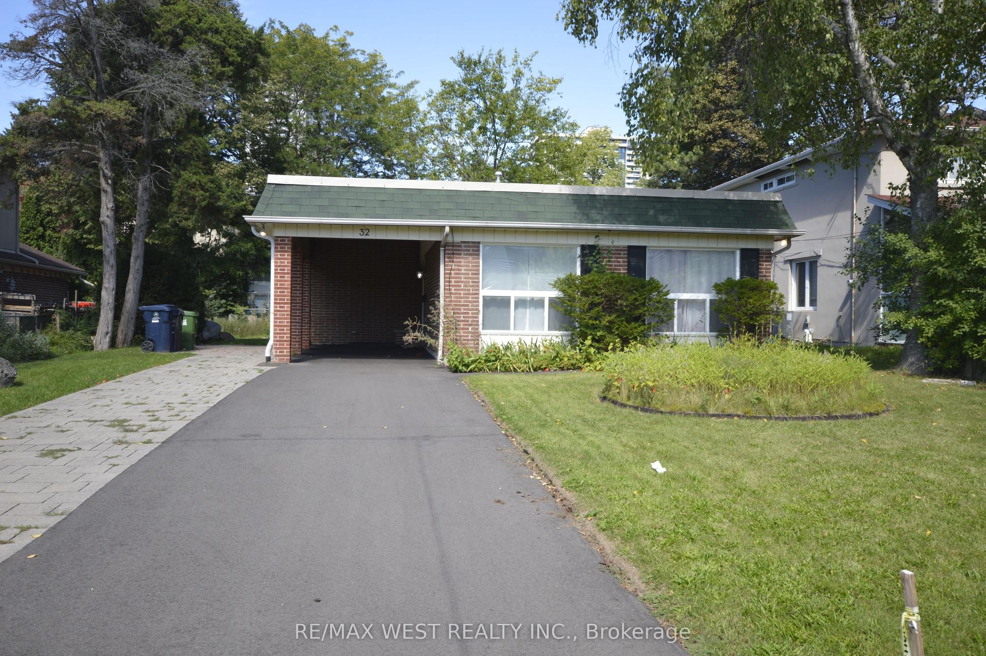 32 Axsmith Crescent, Toronto — Detached for lease, photo 1
