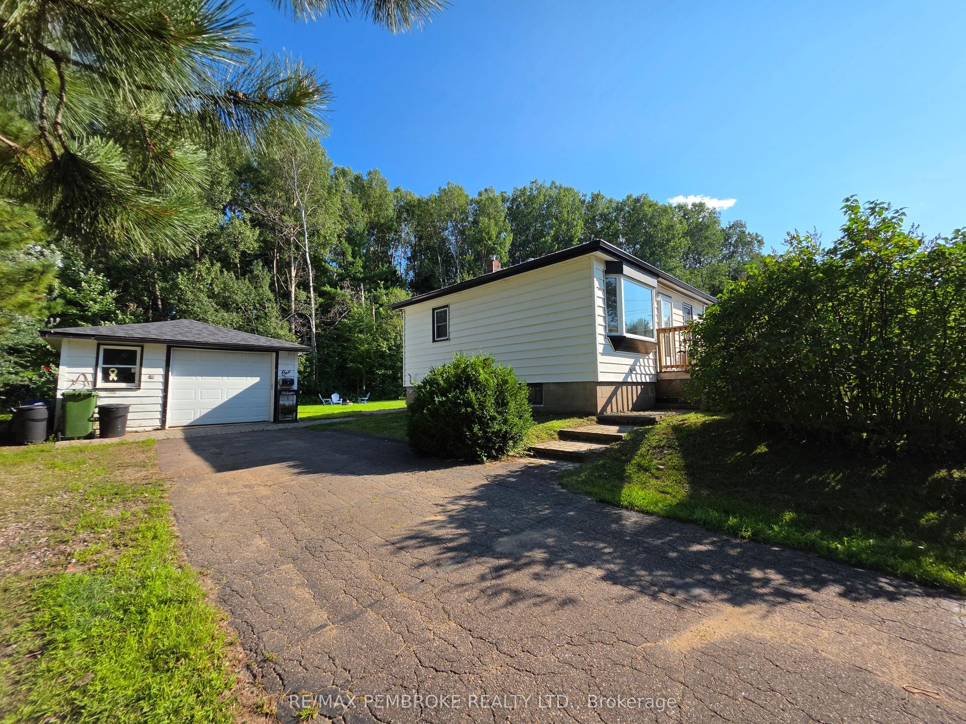 1 New Street, Petawawa — Detached for sale, photo 1