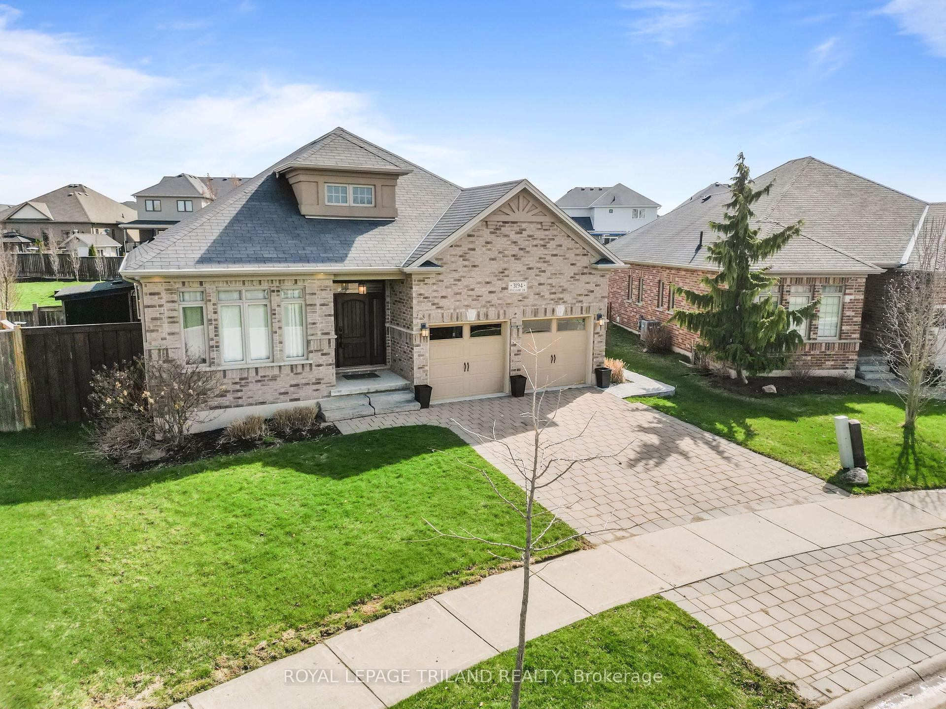 3194 Pincombe Drive — photo 1