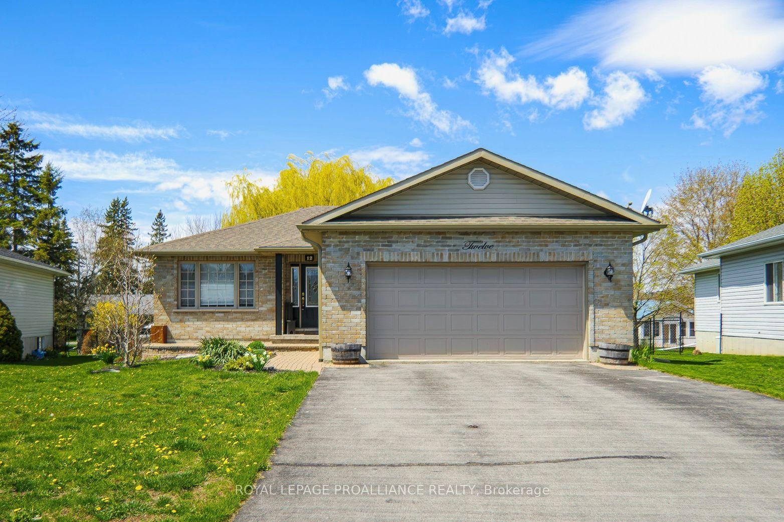 12 Stonegate Crescent — photo 1