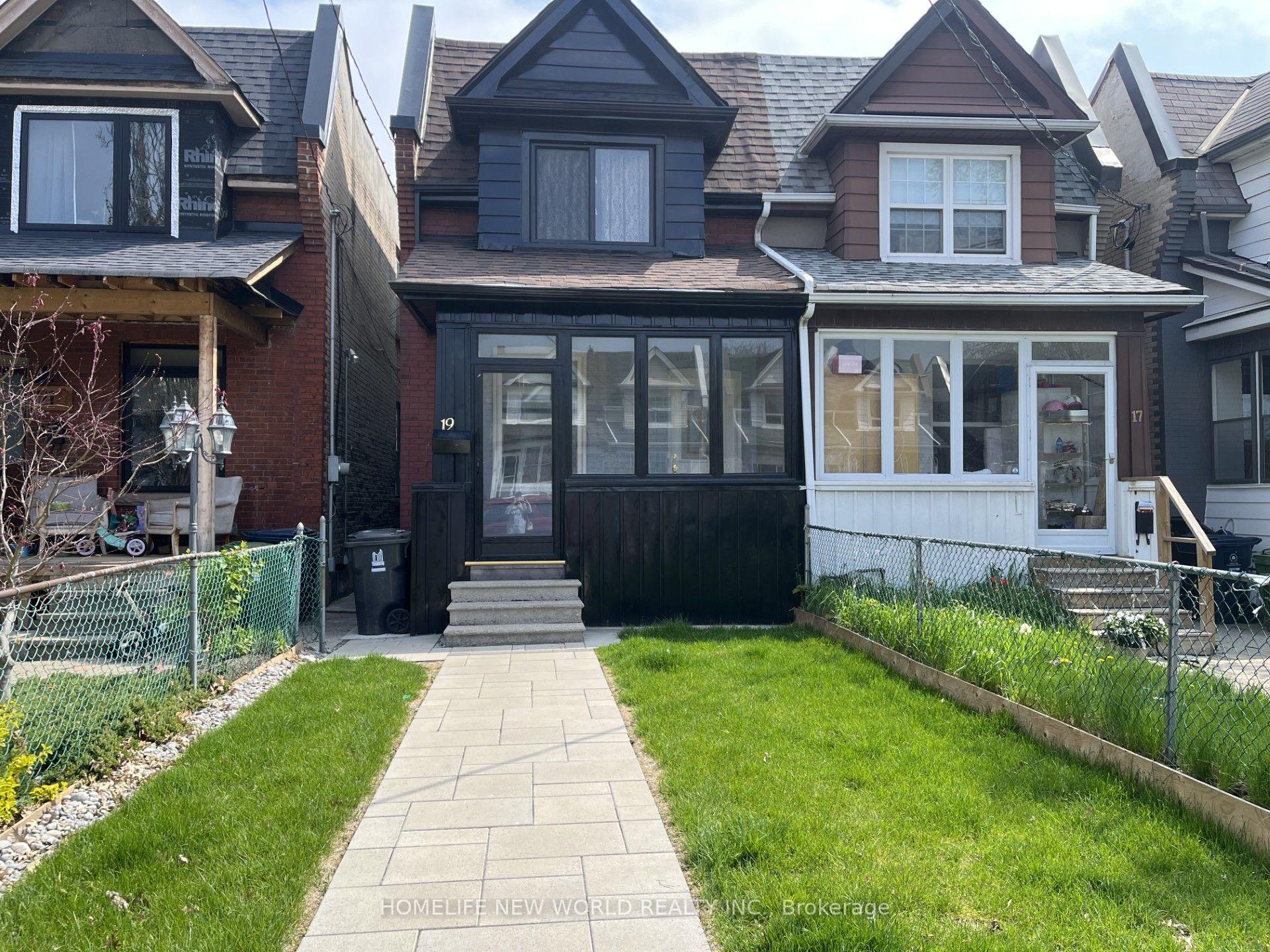 19 Britannia Avenue — photo 1